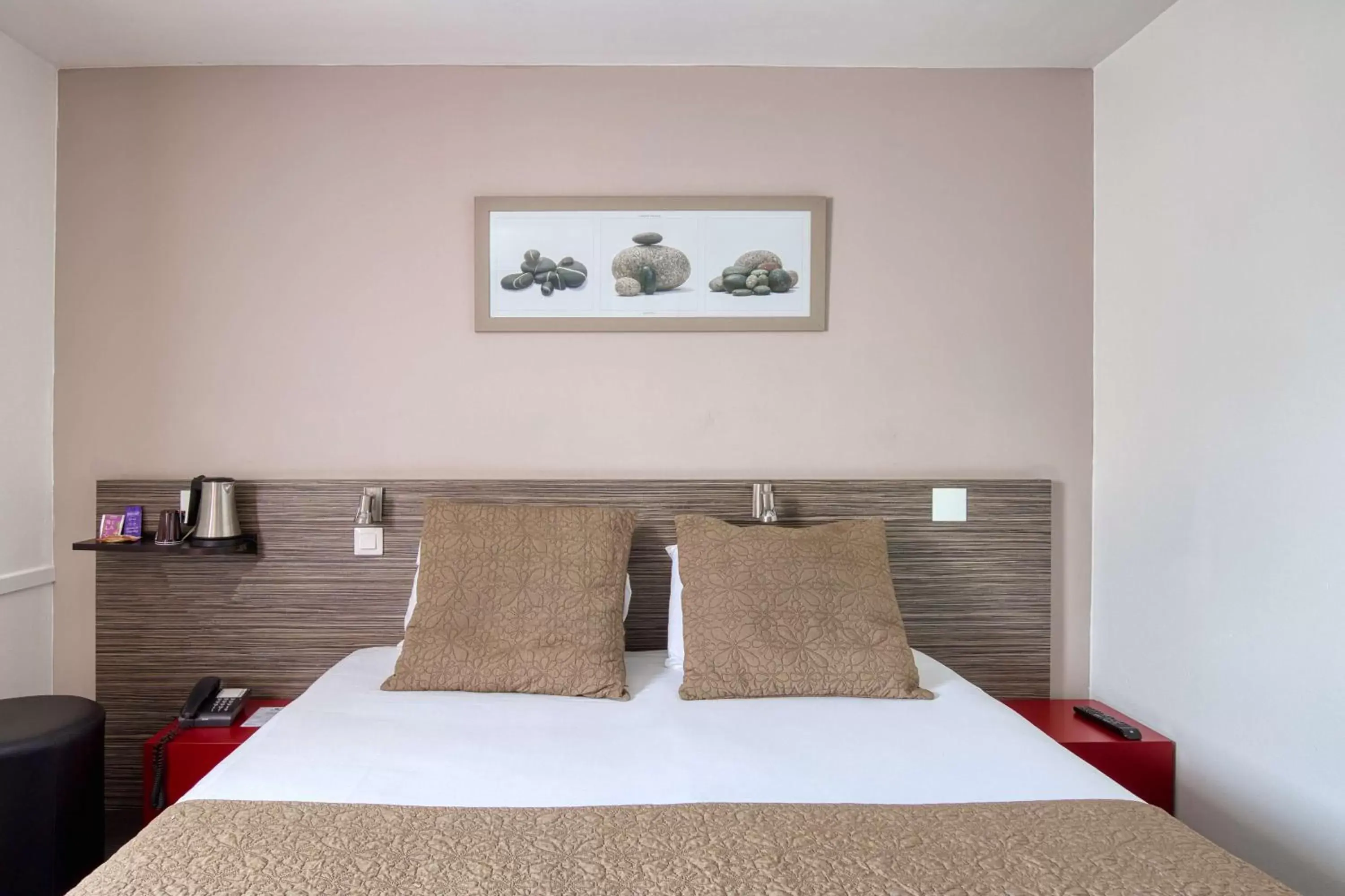 Bedroom, Bed in Sure Hotel by Best Western Nantes Saint-Herblain