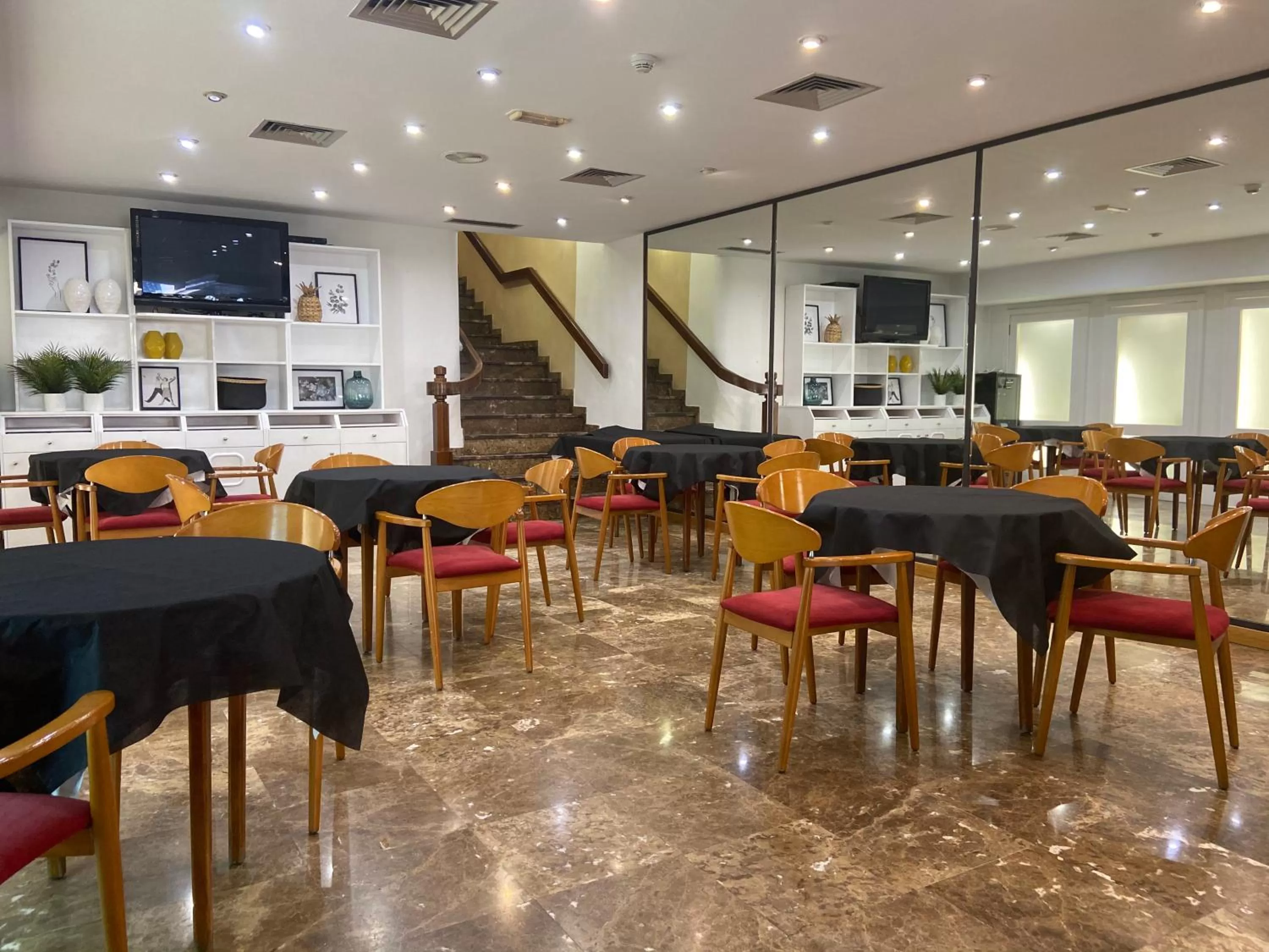 Restaurant/places to eat in Hotel Leuka