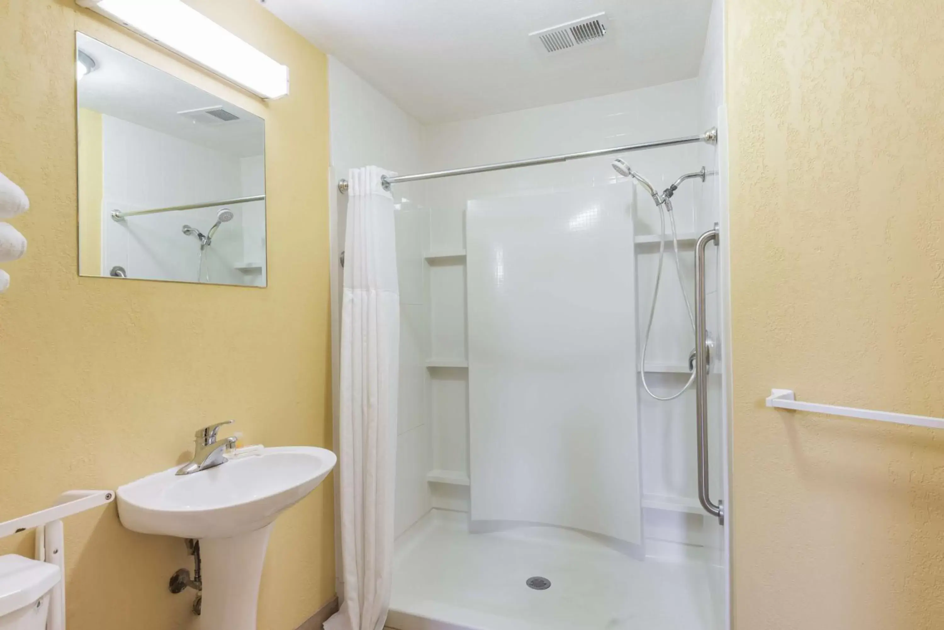 Photo of the whole room, Bathroom in Days Inn by Wyndham Pittsburgh