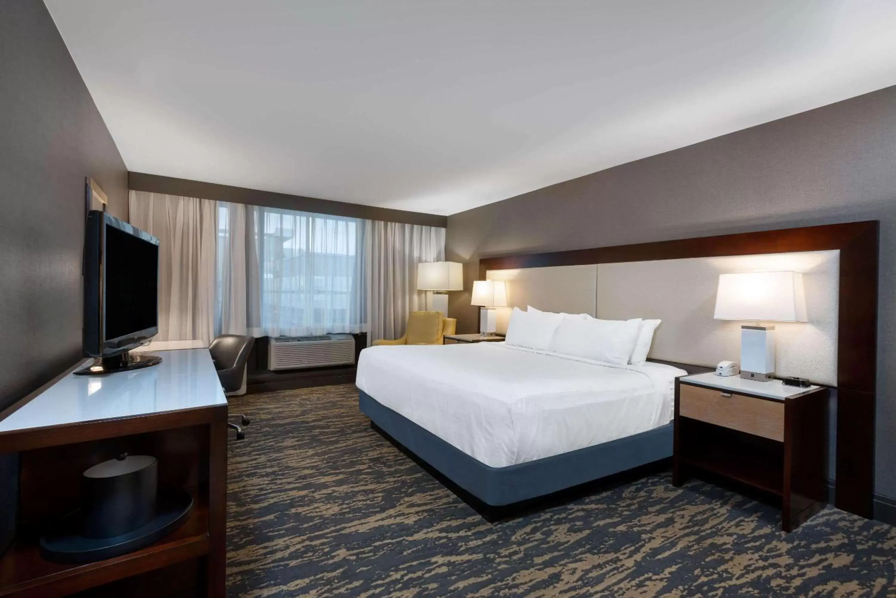 Photo of the whole room, Bed in Wyndham Lancaster Resort and Convention Center