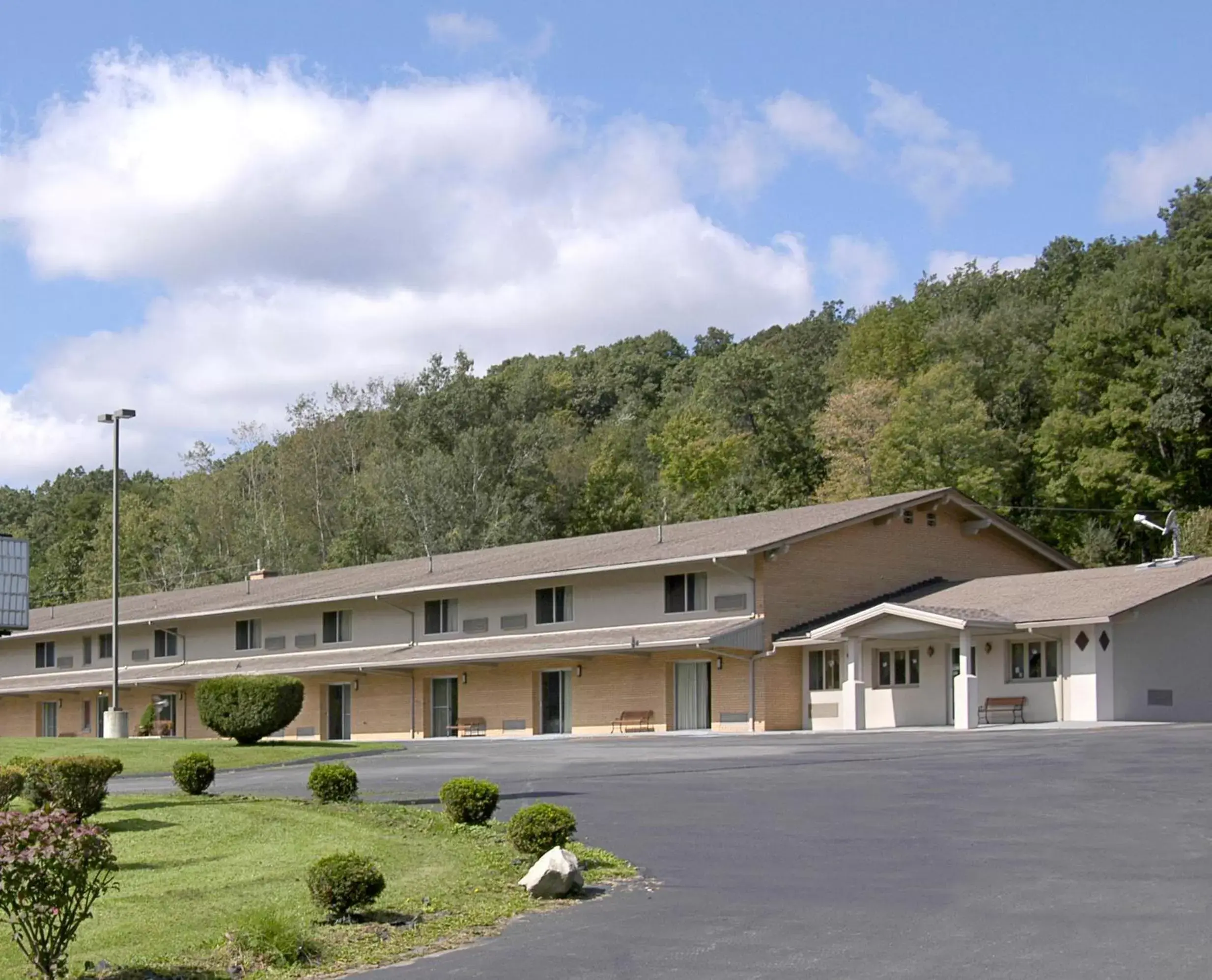 Property Building in Knights Inn Franklin