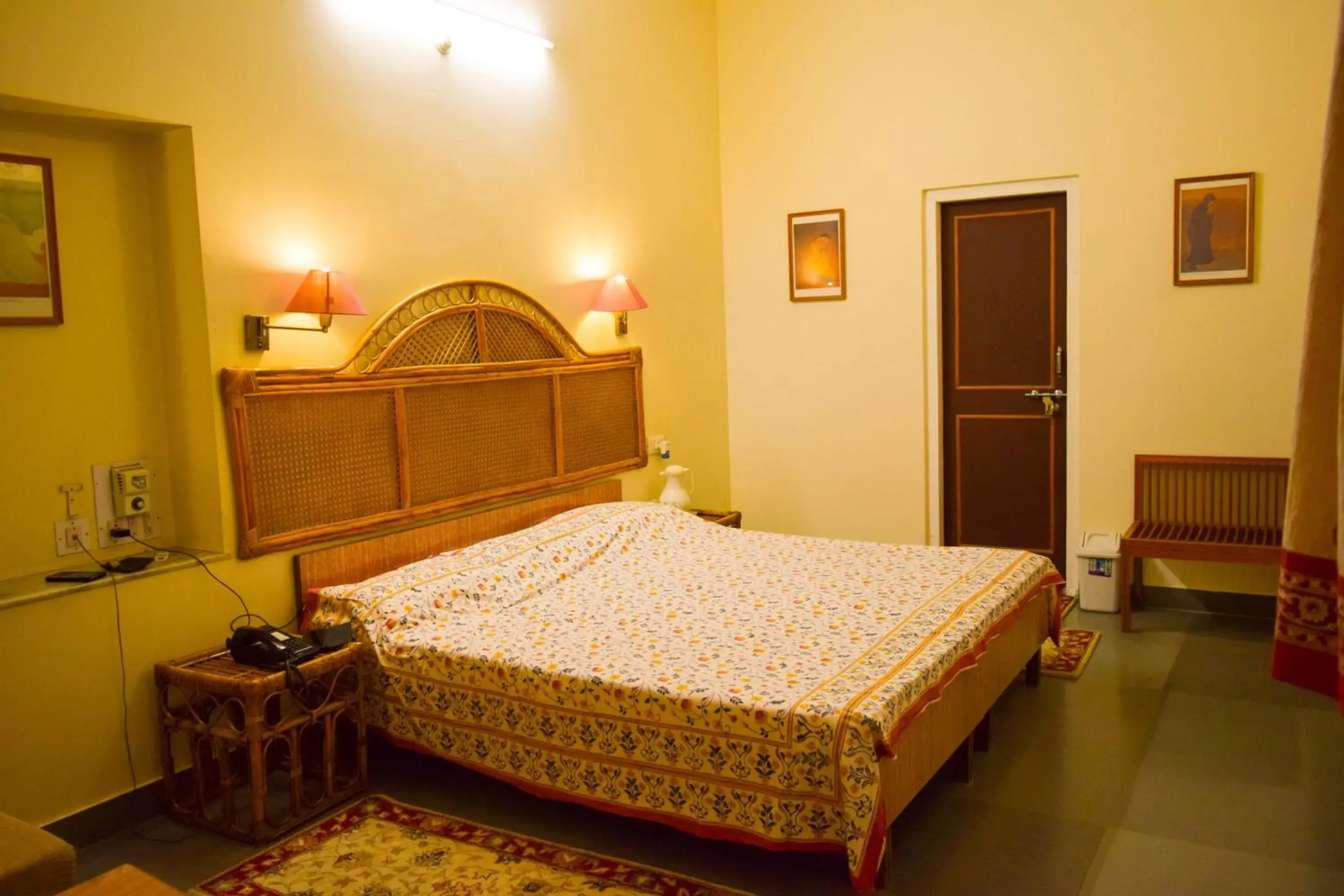 Bed in Jai Niwas Garden Hotel