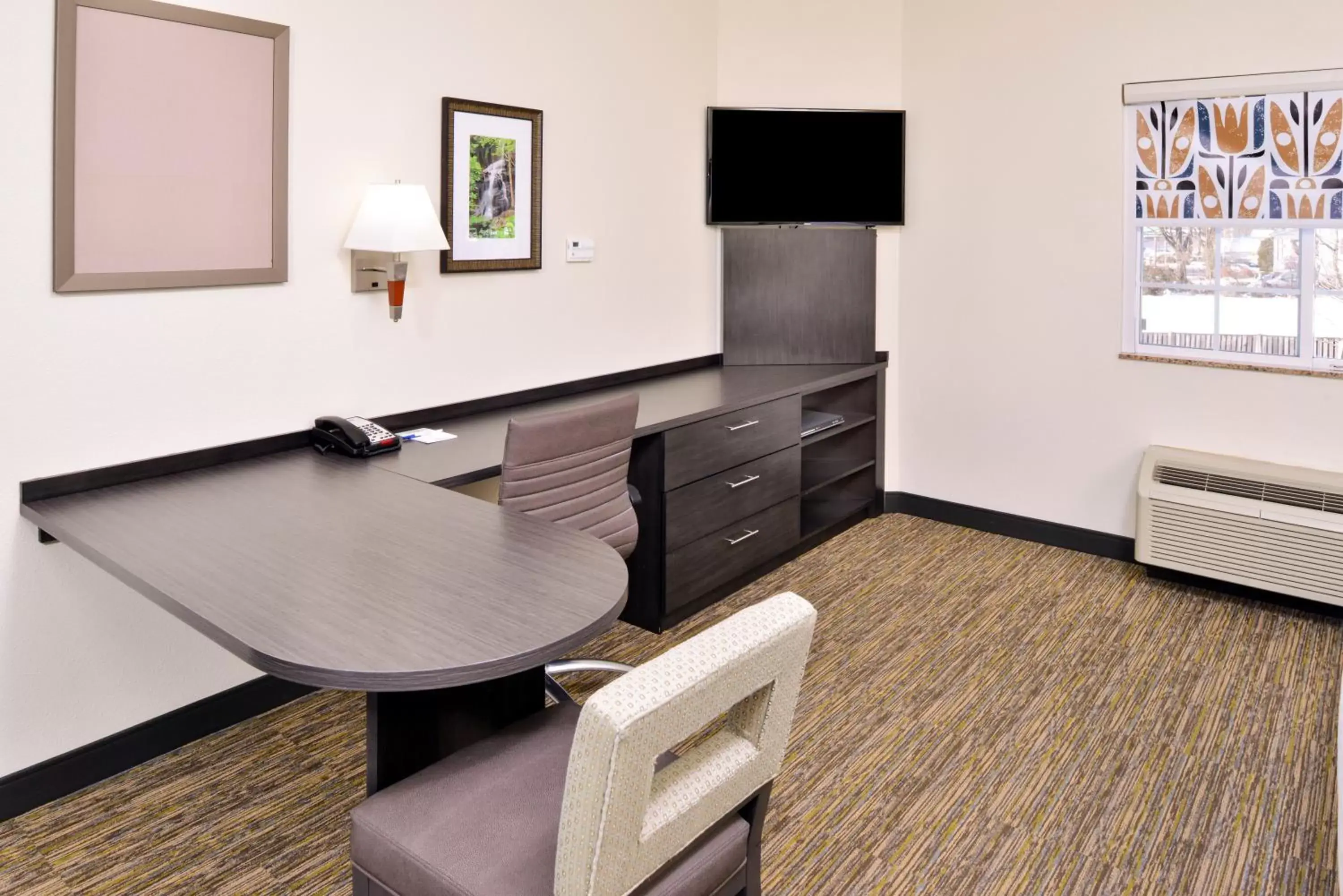 Photo of the whole room, TV/Entertainment Center in Candlewood Suites Winchester, an IHG Hotel