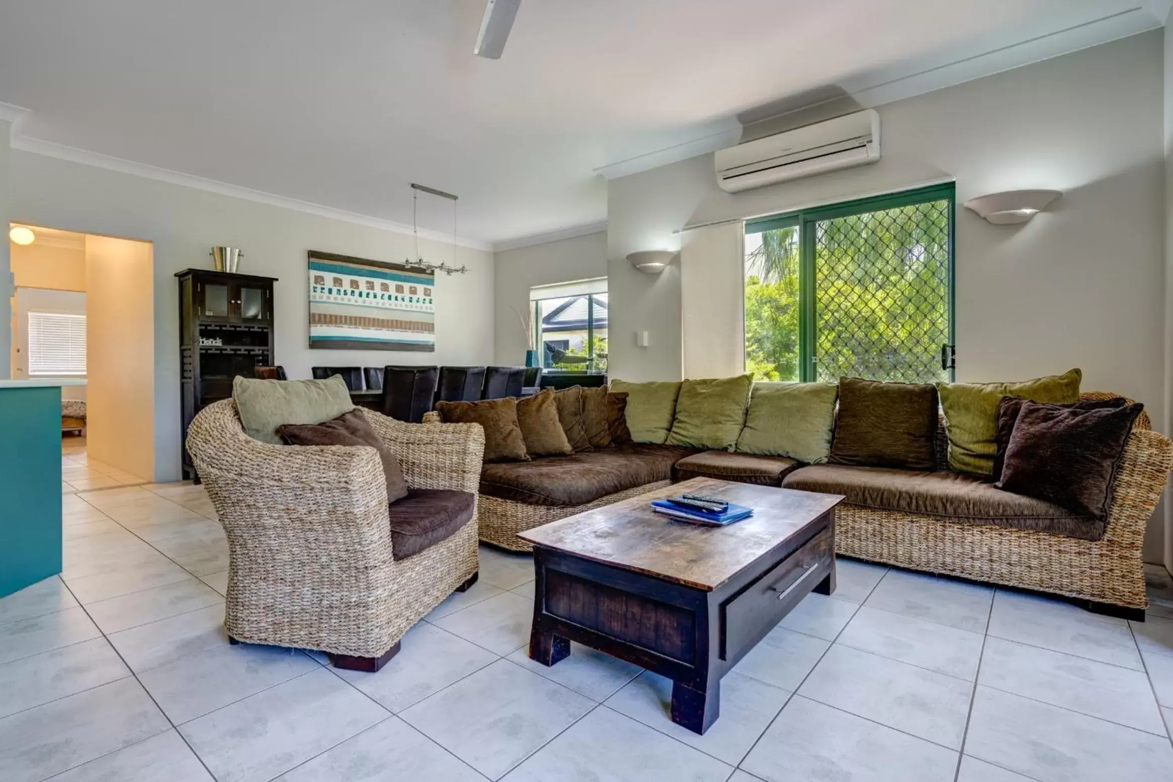 Three-Bedroom Apartment with Pool View in Currumbin Sands On The Beach