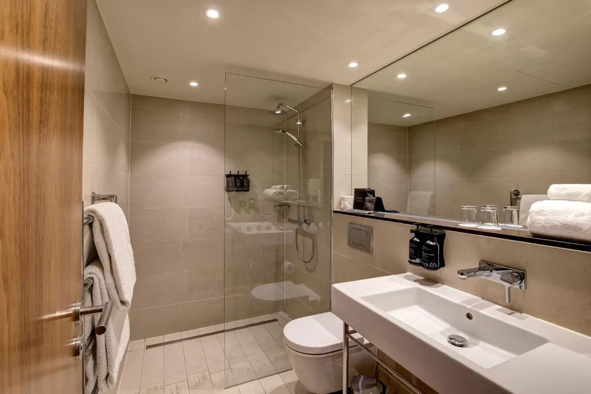 Photo of the whole room, Bathroom in Morton Hotel