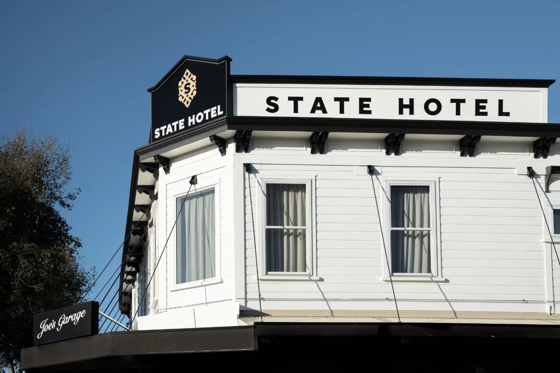 Facade/entrance in The State Hotel