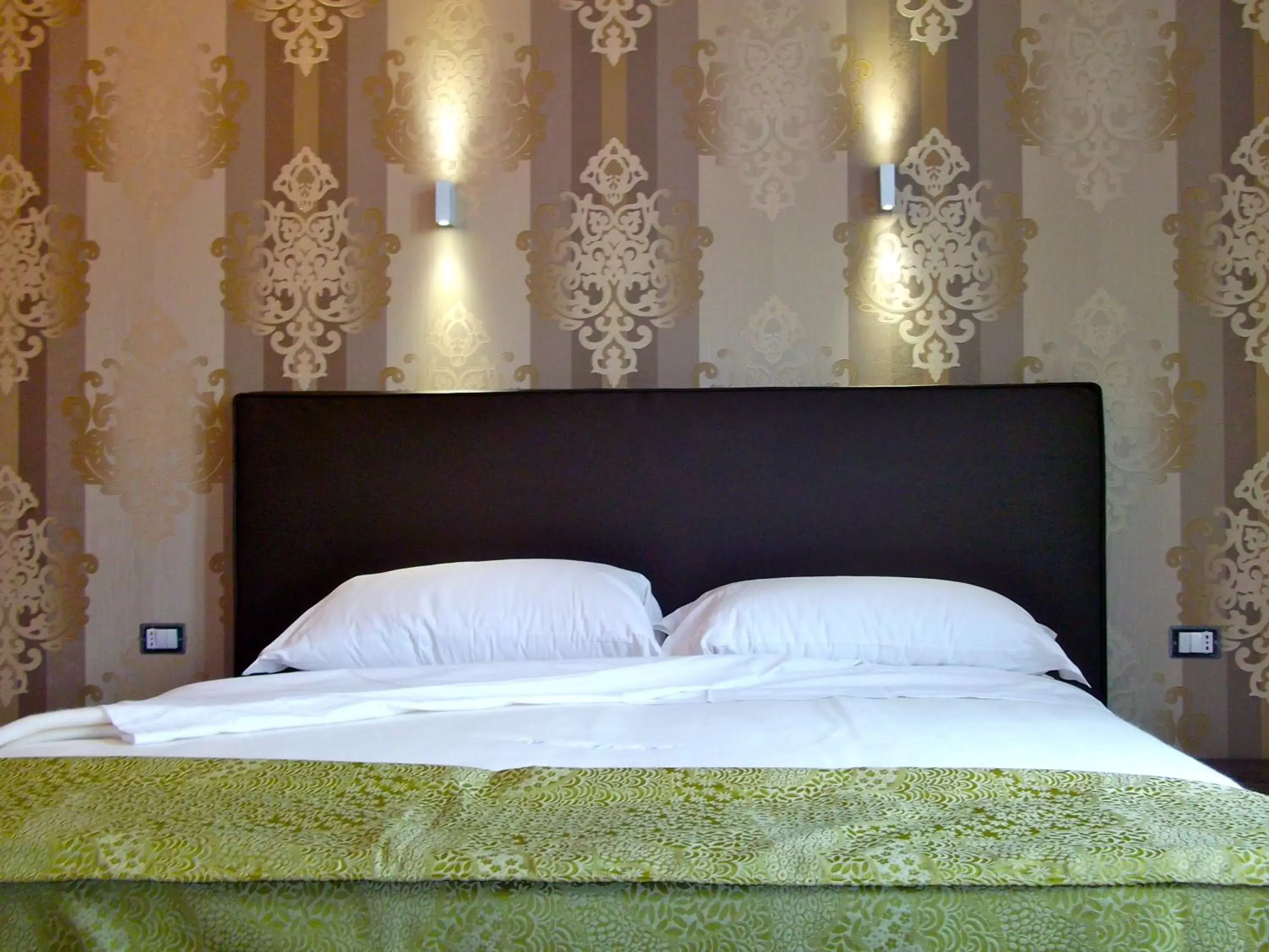 Bed in Rome Kings Suite
