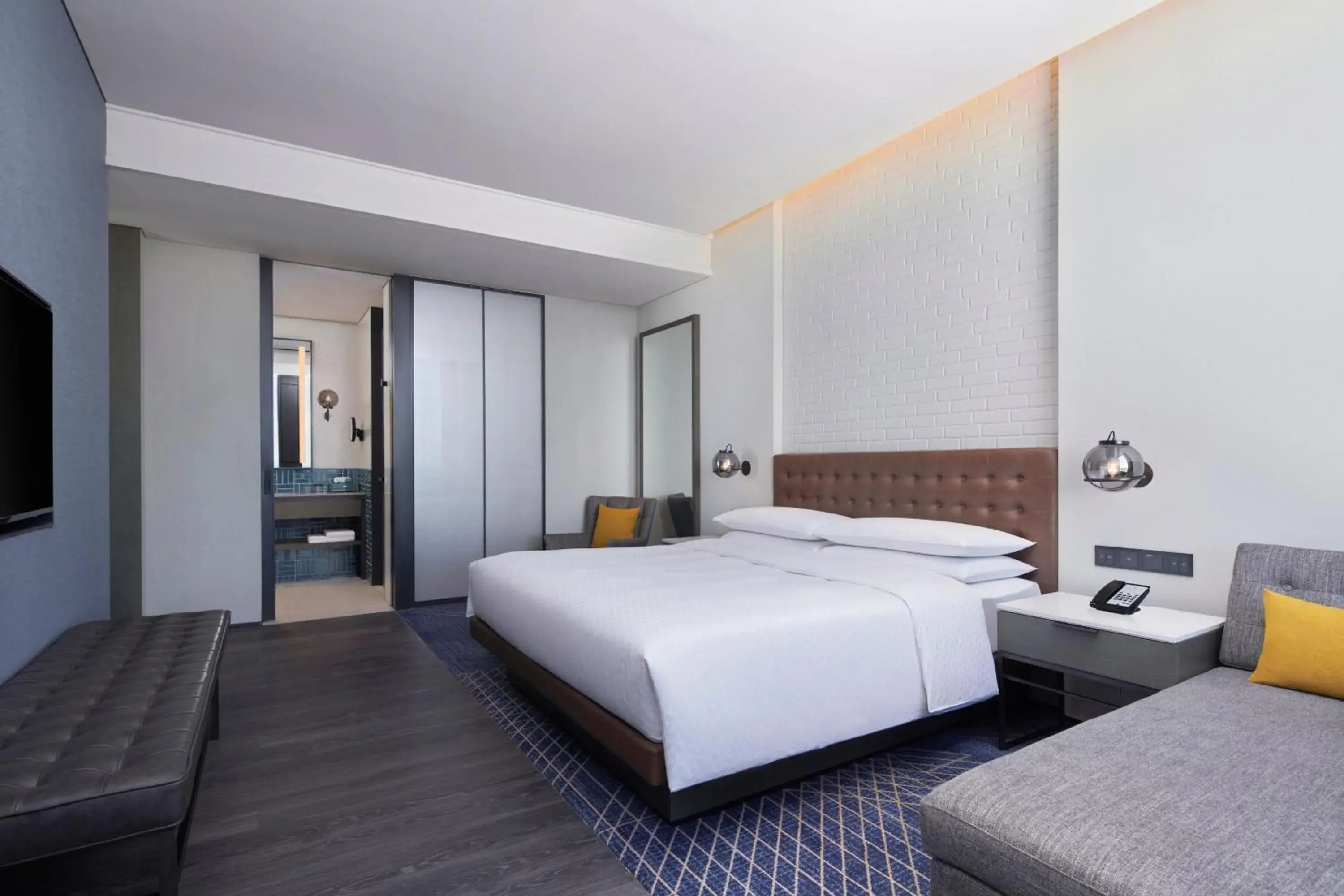 Photo of the whole room, Bed in Four Points by Sheraton Tianjin National Convention and Exhibition Center