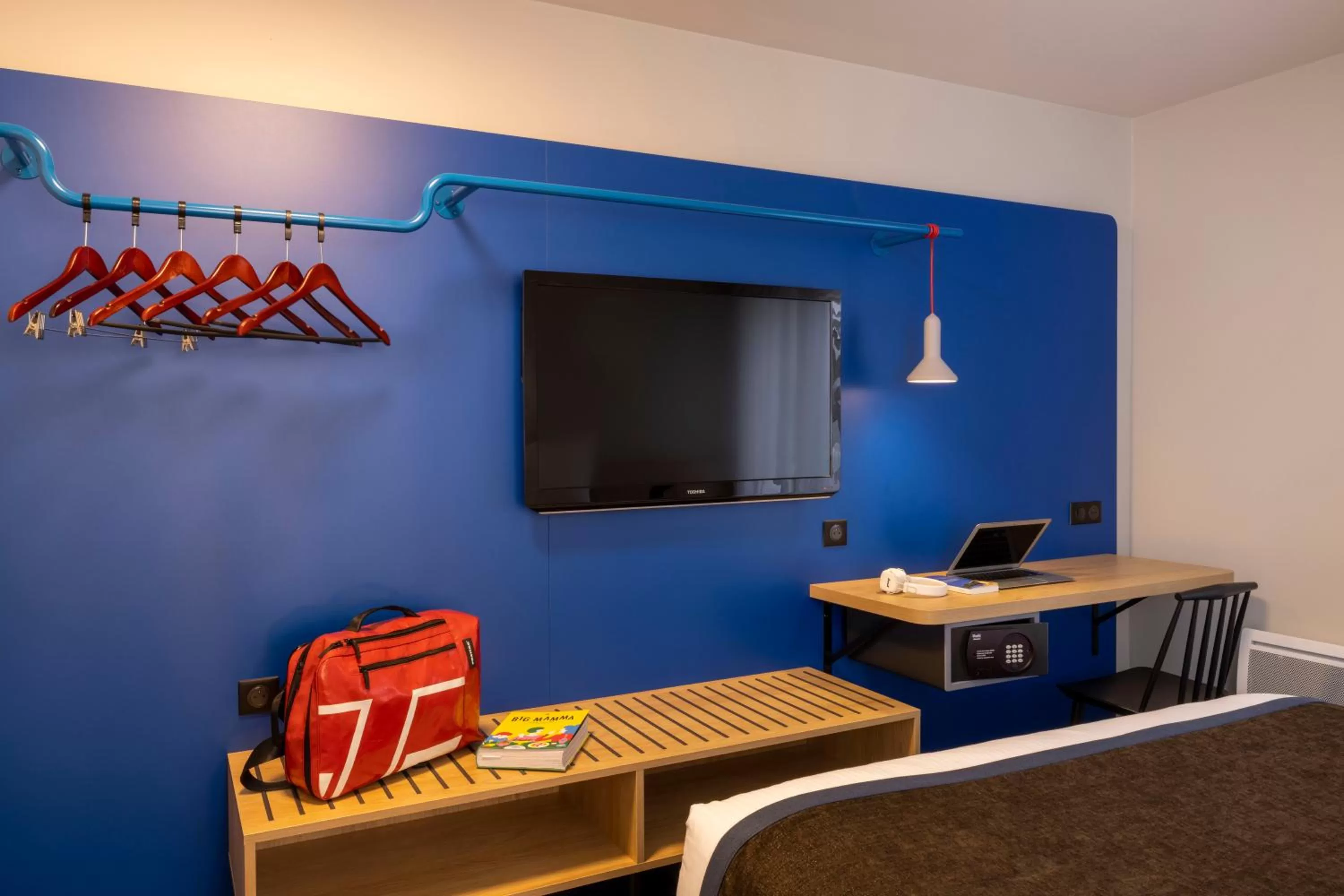 TV and multimedia in Hotel Le Bugatti