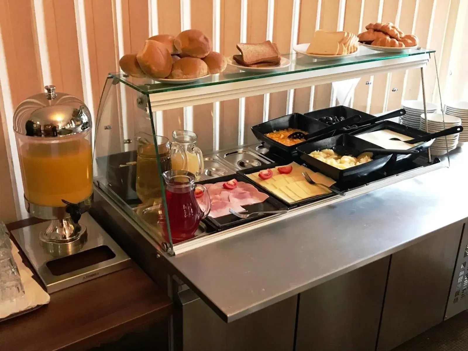 Continental breakfast, Food in The Royal Hotel