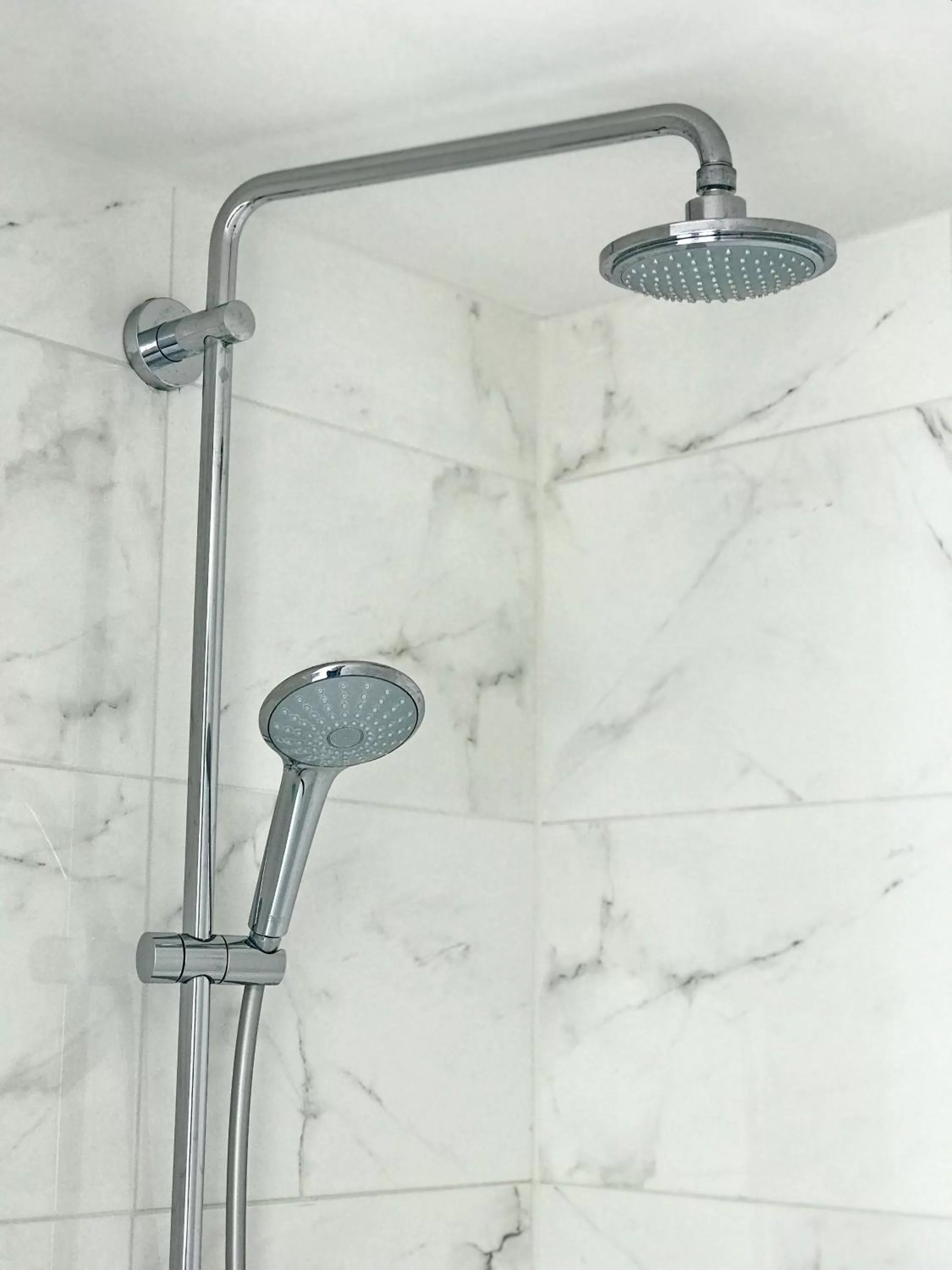 Shower, Bathroom in Hotel Parkview