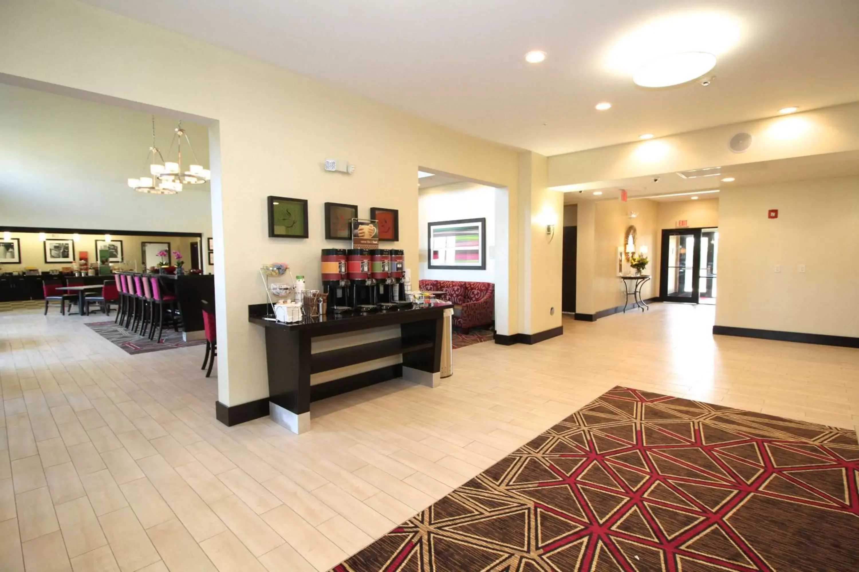 Lounge or bar in Hampton Inn and Suites Sandusky/Milan Lounge or bar in Hampton Inn and Suites Sandusky/Milan