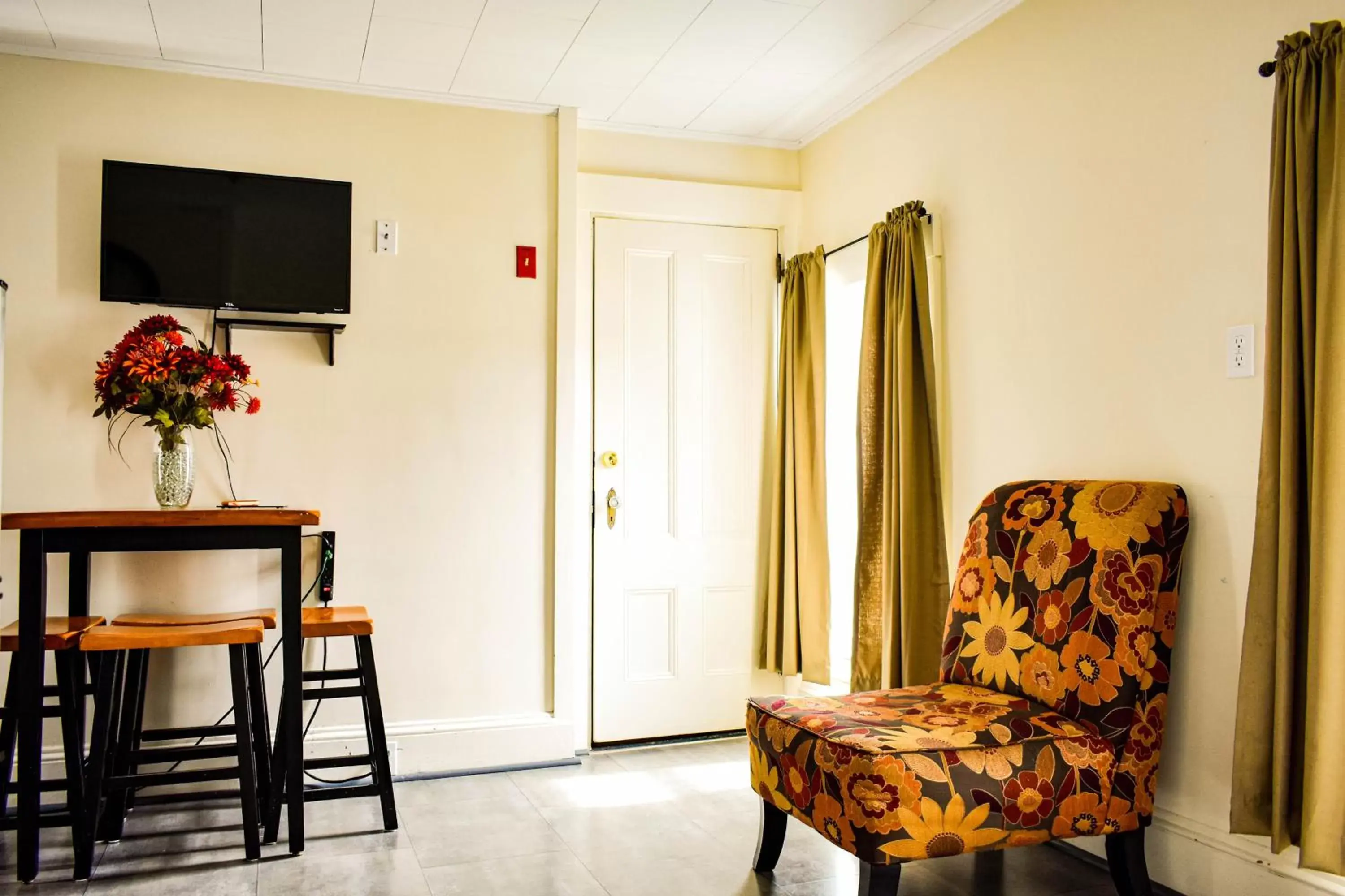 Kitchen or kitchenette, Seating Area in The Whitetail Inn and Suites- Lincoln