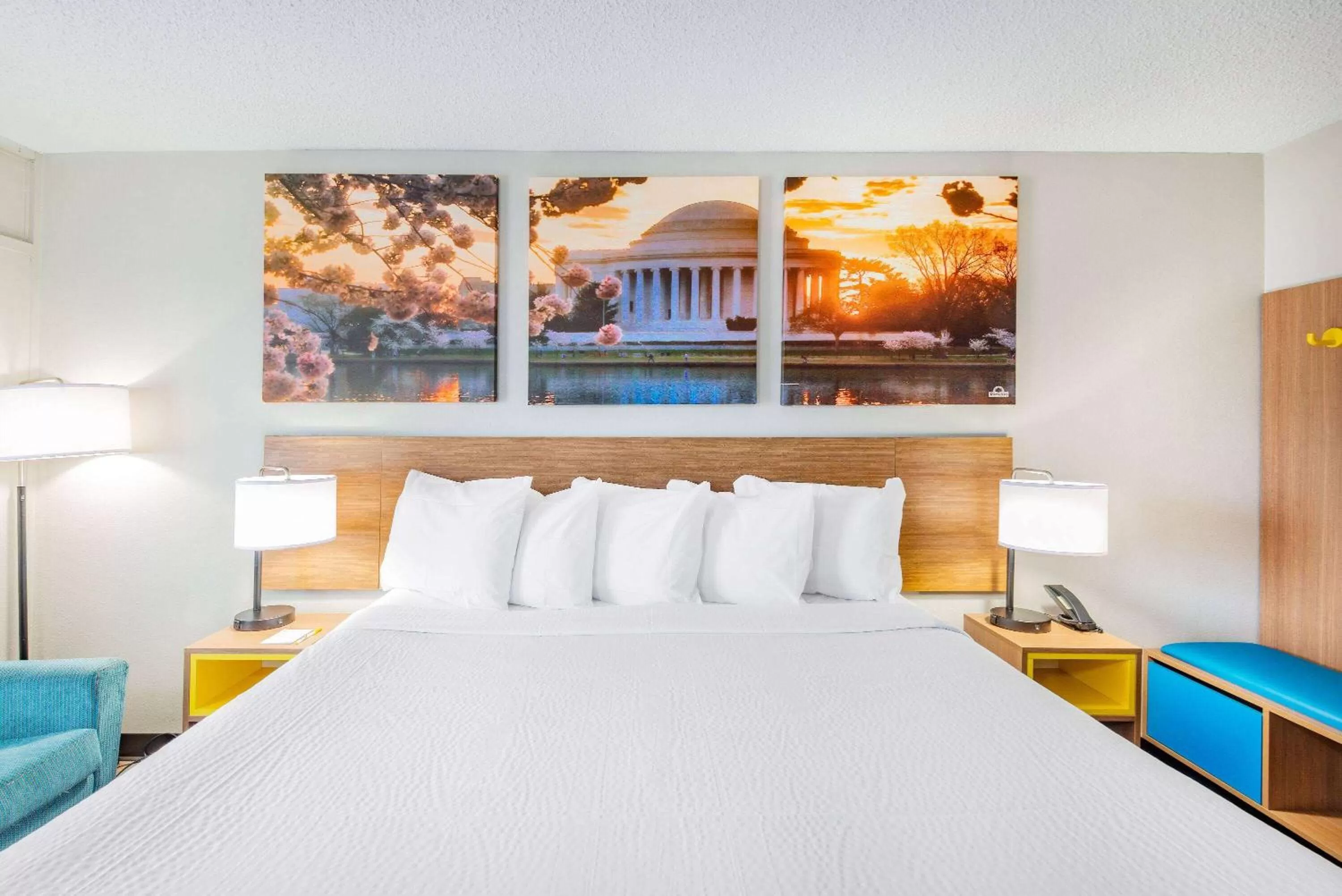 Photo of the whole room, Bed in Days Inn by Wyndham Charlottesville/University Area