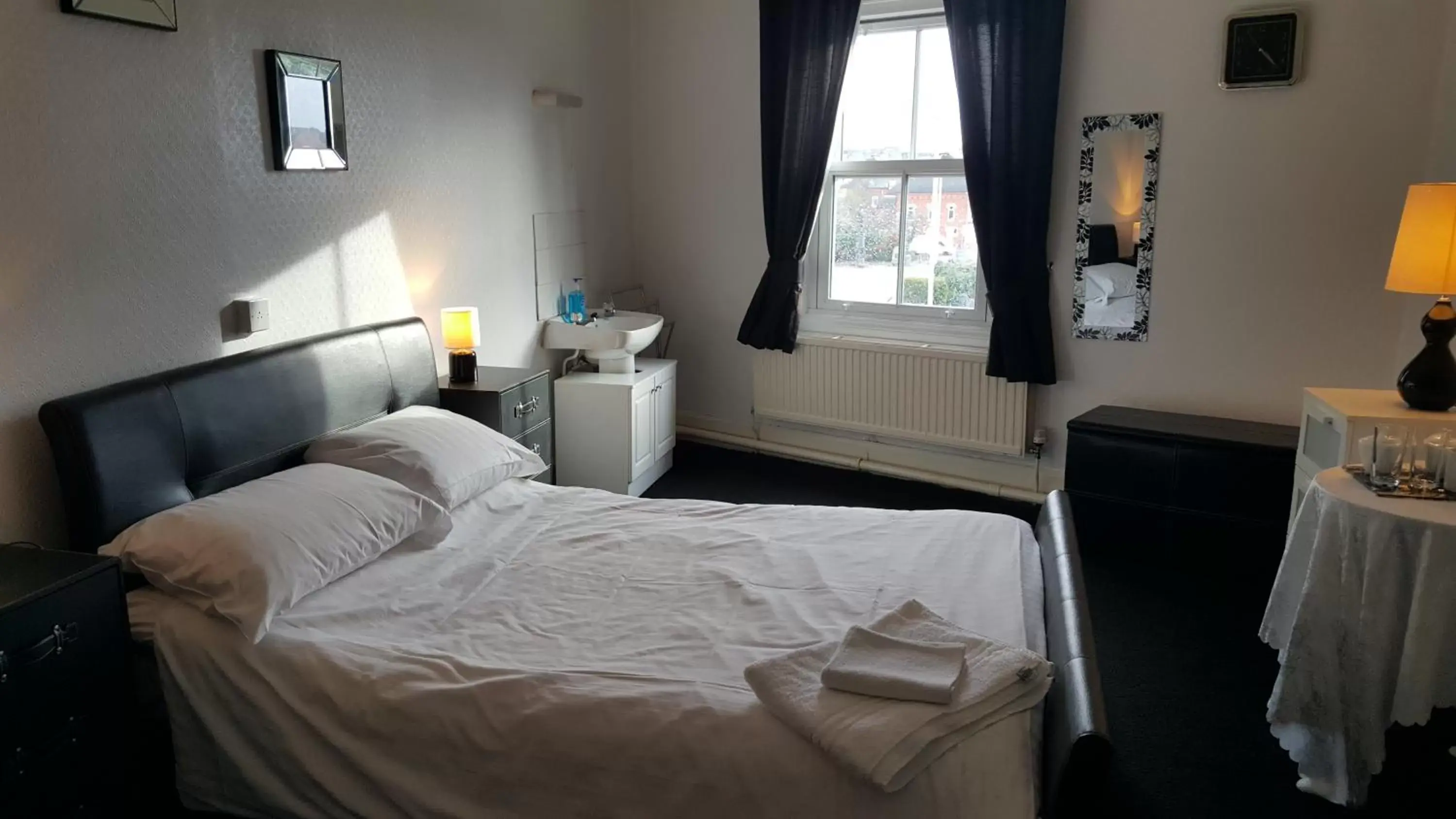 Photo of the whole room, Bed in Station Hotel