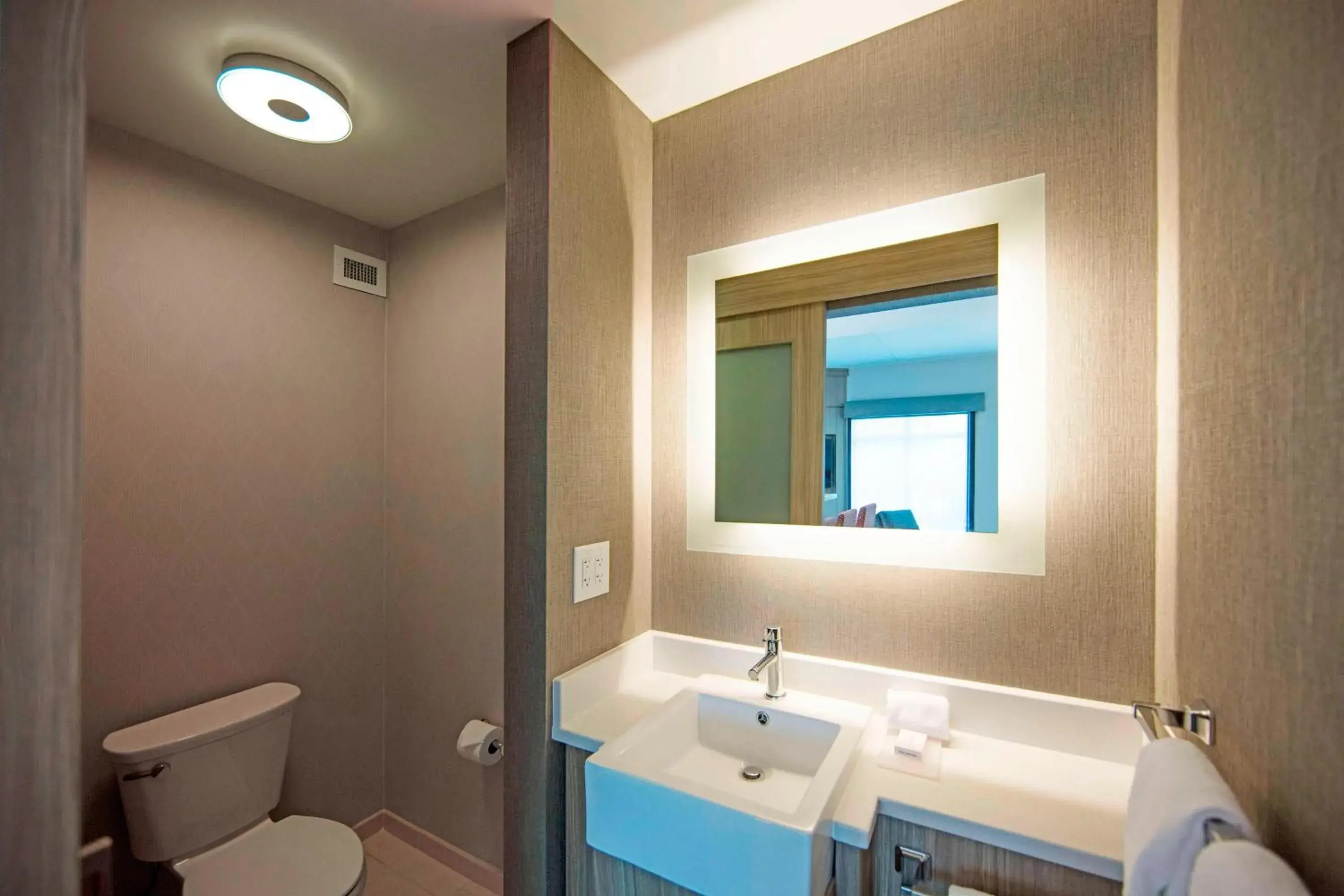 Bathroom in SpringHill Suites by Marriott Athens Downtown/University Area