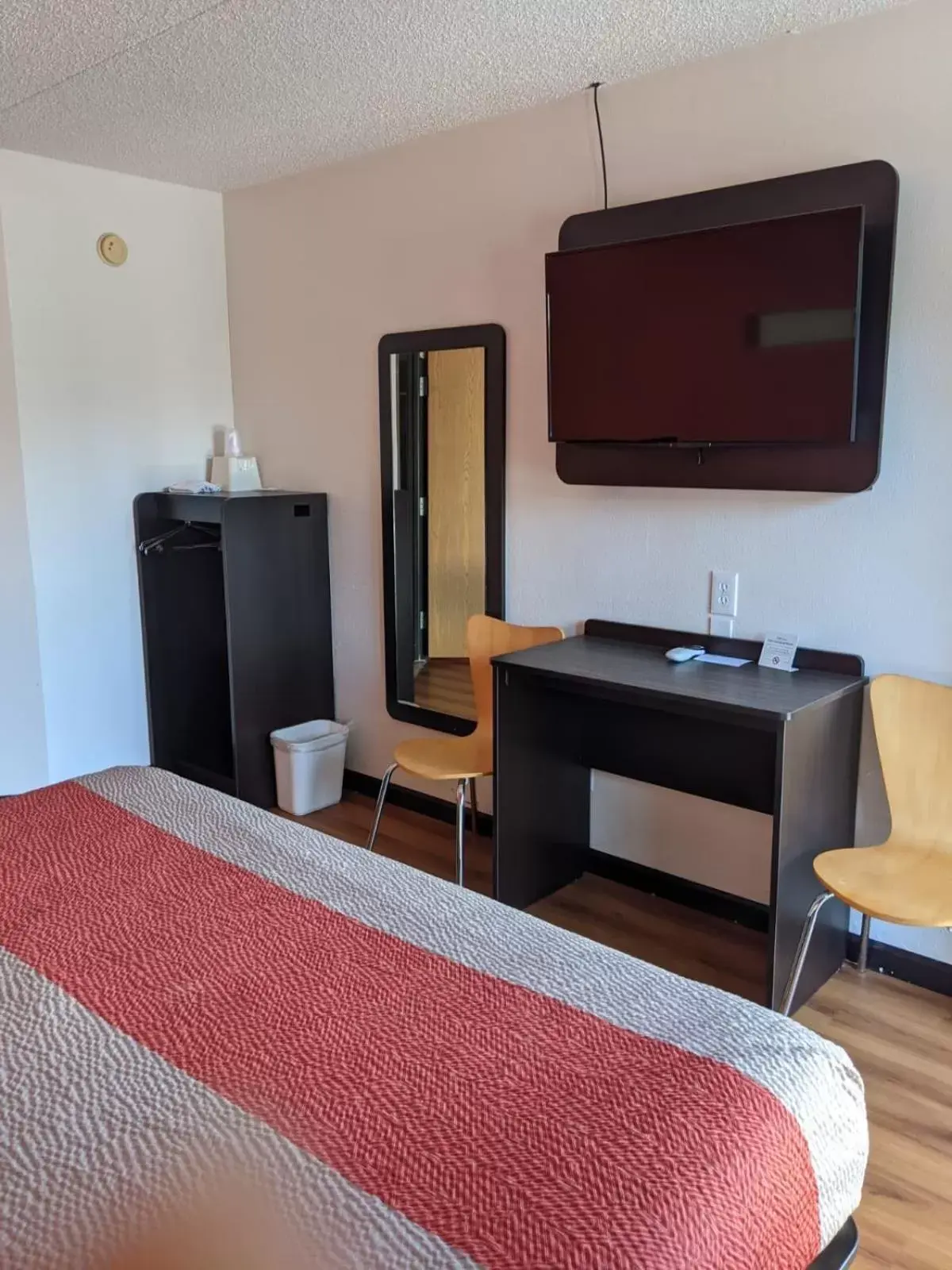 TV/Entertainment Center in Motel 6-Ashland, OH