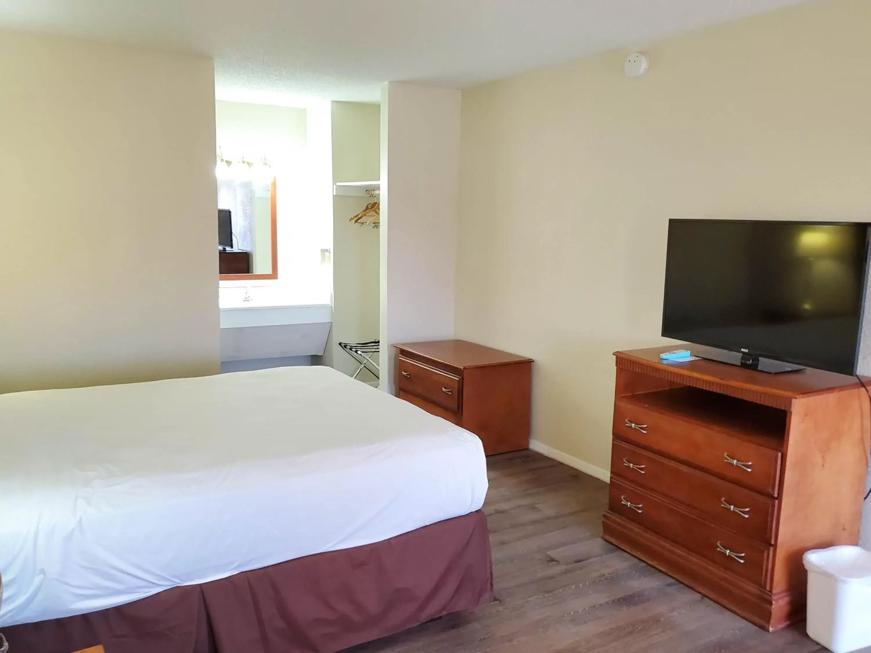 Bedroom, Bed in Motel 6 Shamrock TX Bedroom, Bed in Motel 6 Shamrock TX