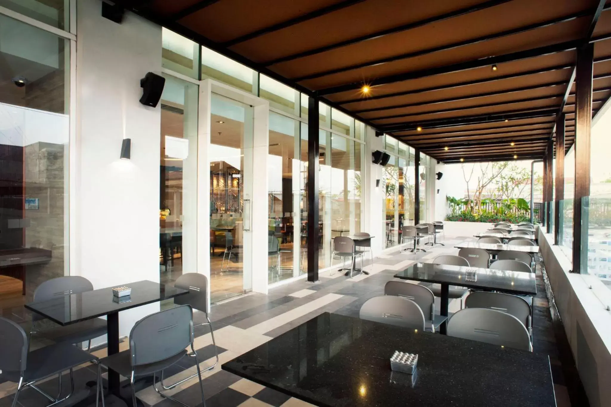Restaurant/places to eat, Lounge/Bar in Holiday Inn Express Surabaya CenterPoint, an IHG Hotel