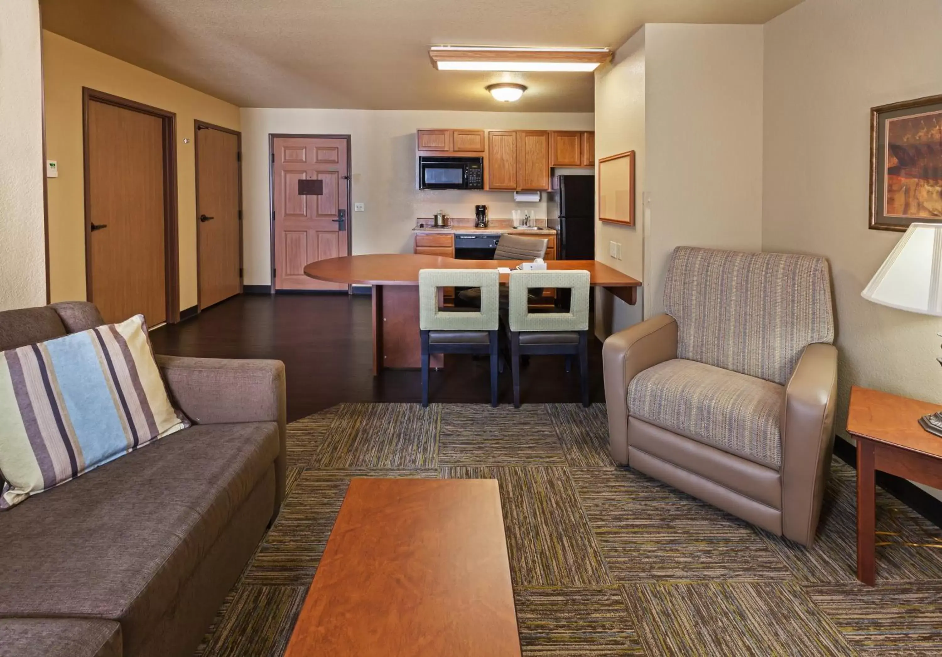 Photo of the whole room, Seating Area in Candlewood Suites St. Robert, an IHG Hotel