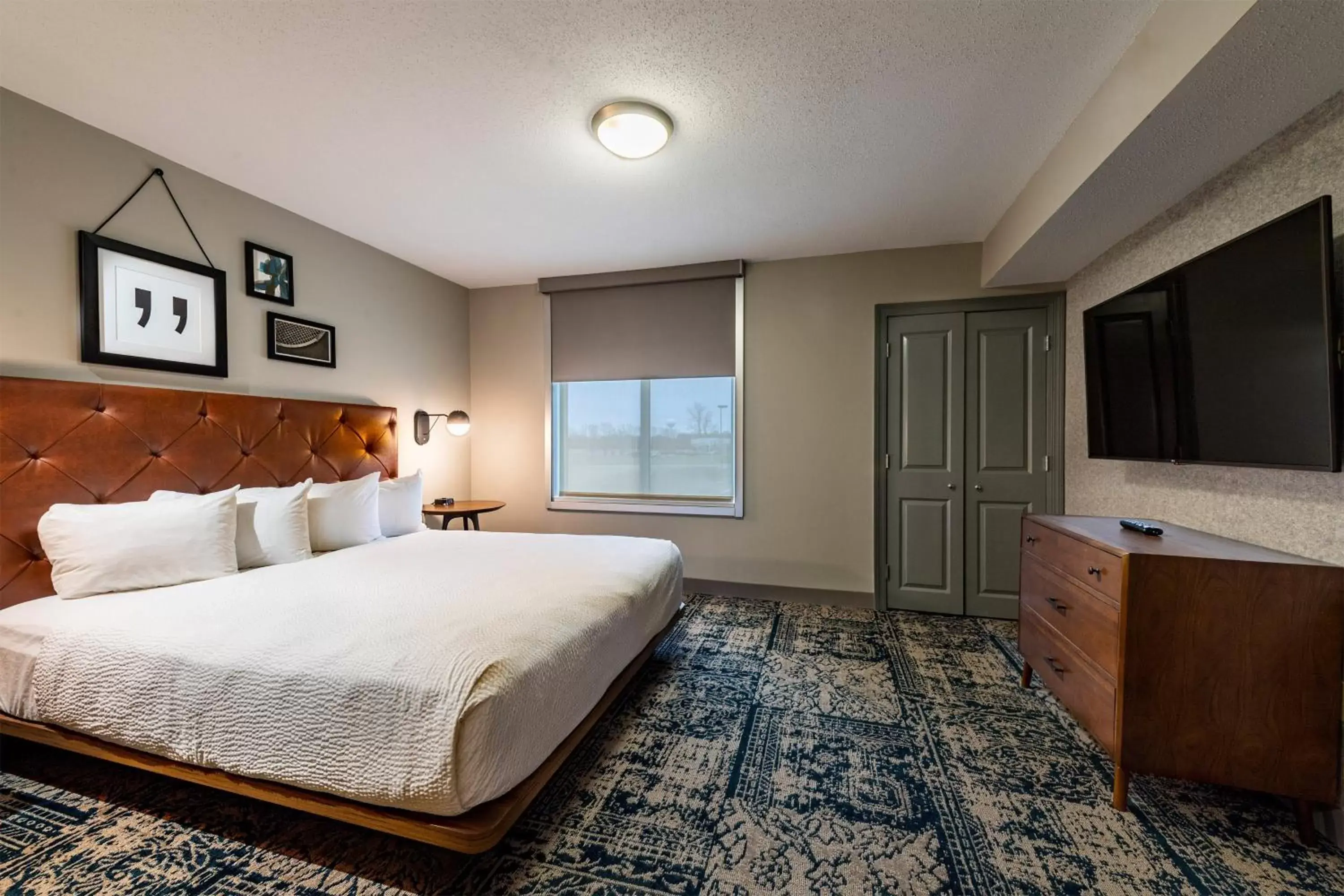 Photo of the whole room, Bed in Four Points by Sheraton St. Louis - Fairview Heights