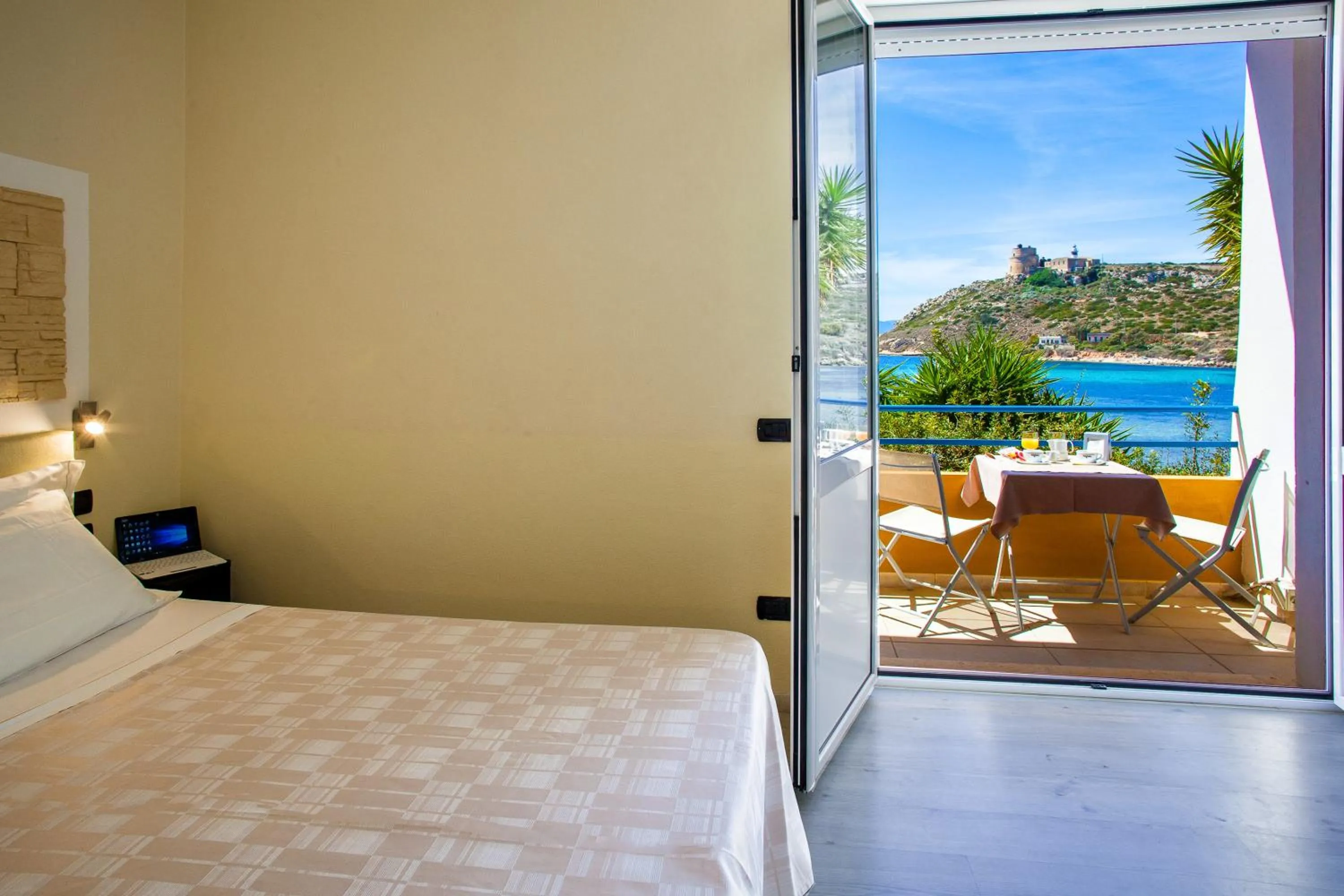 Day, Bed in Hotel Calamosca