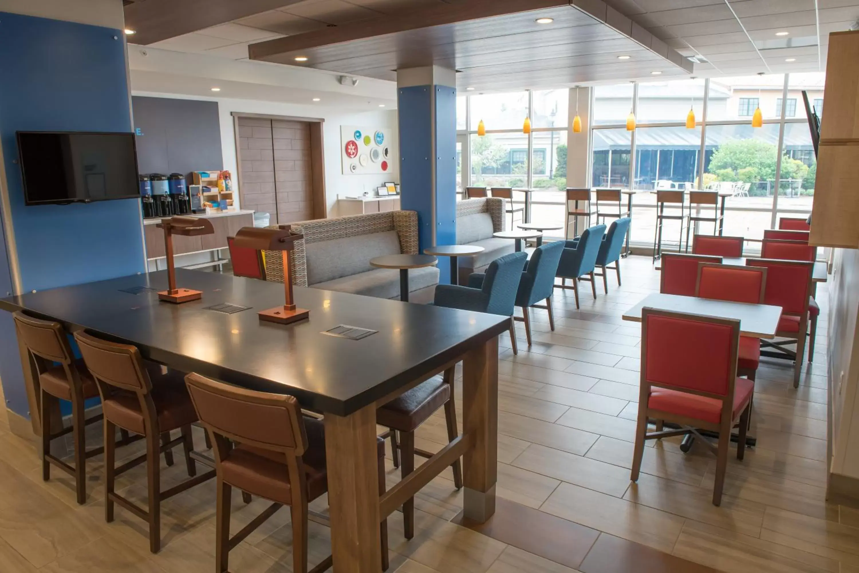 Breakfast, Lounge/Bar in Holiday Inn Express & Suites - Mishawaka - South Bend, an IHG Hotel