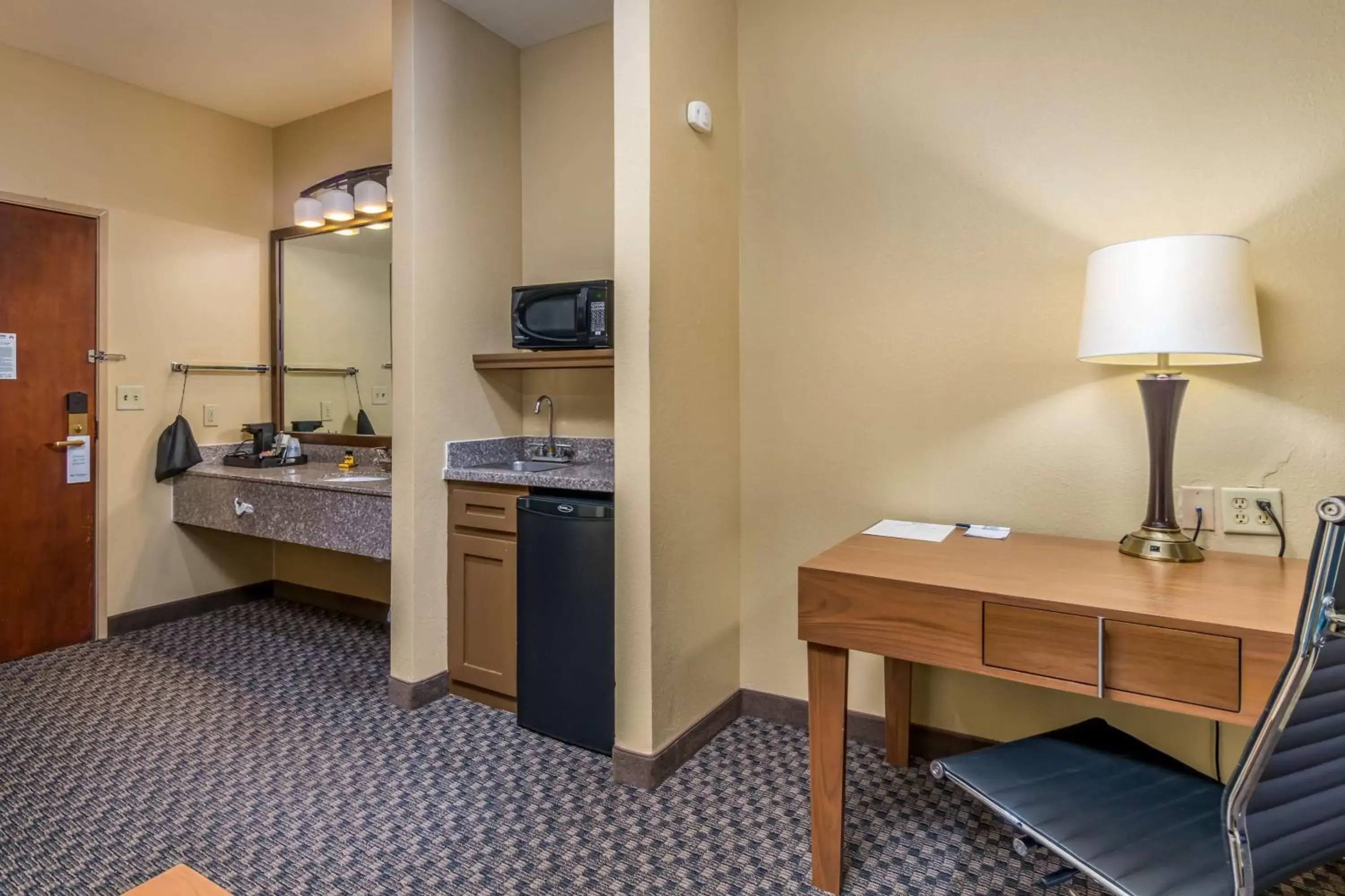 Photo of the whole room, Kitchen/Kitchenette in Best Western Plus Shamrock Inn & Suites