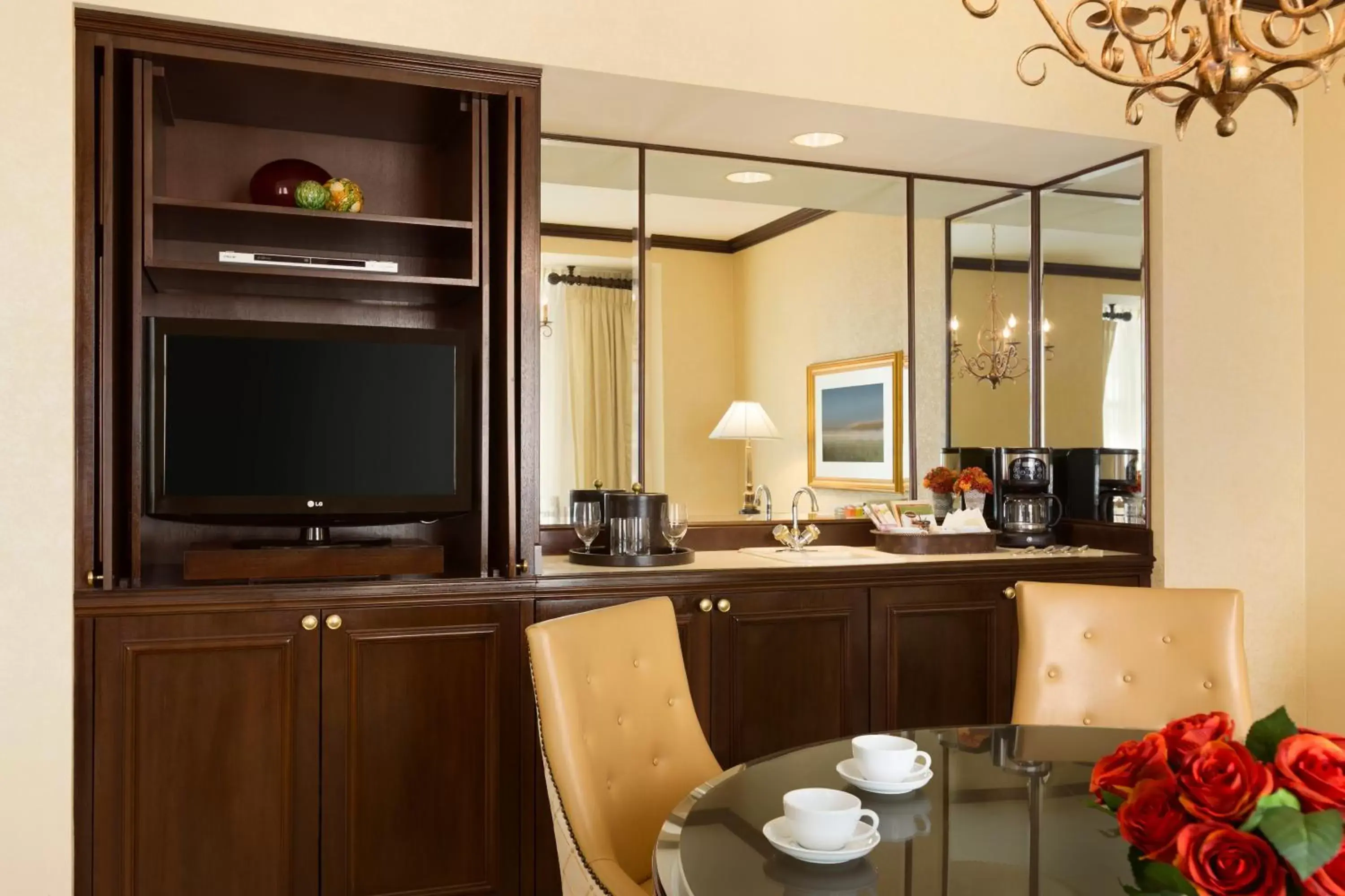 Coffee/tea facilities, TV/Entertainment Center in Hotel Du Pont