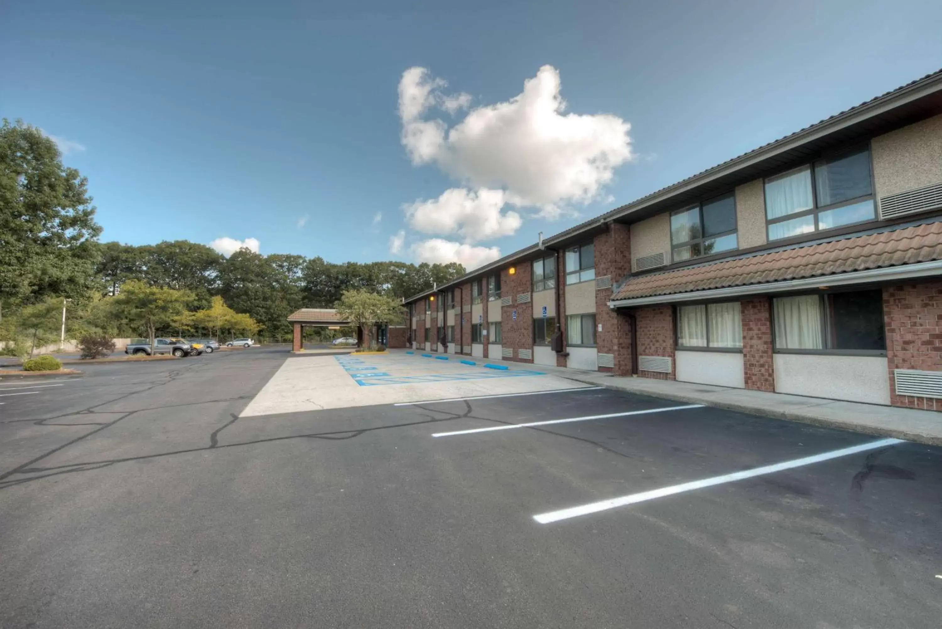 Property building, Swimming Pool in Motel 6-Branford, CT - New Haven