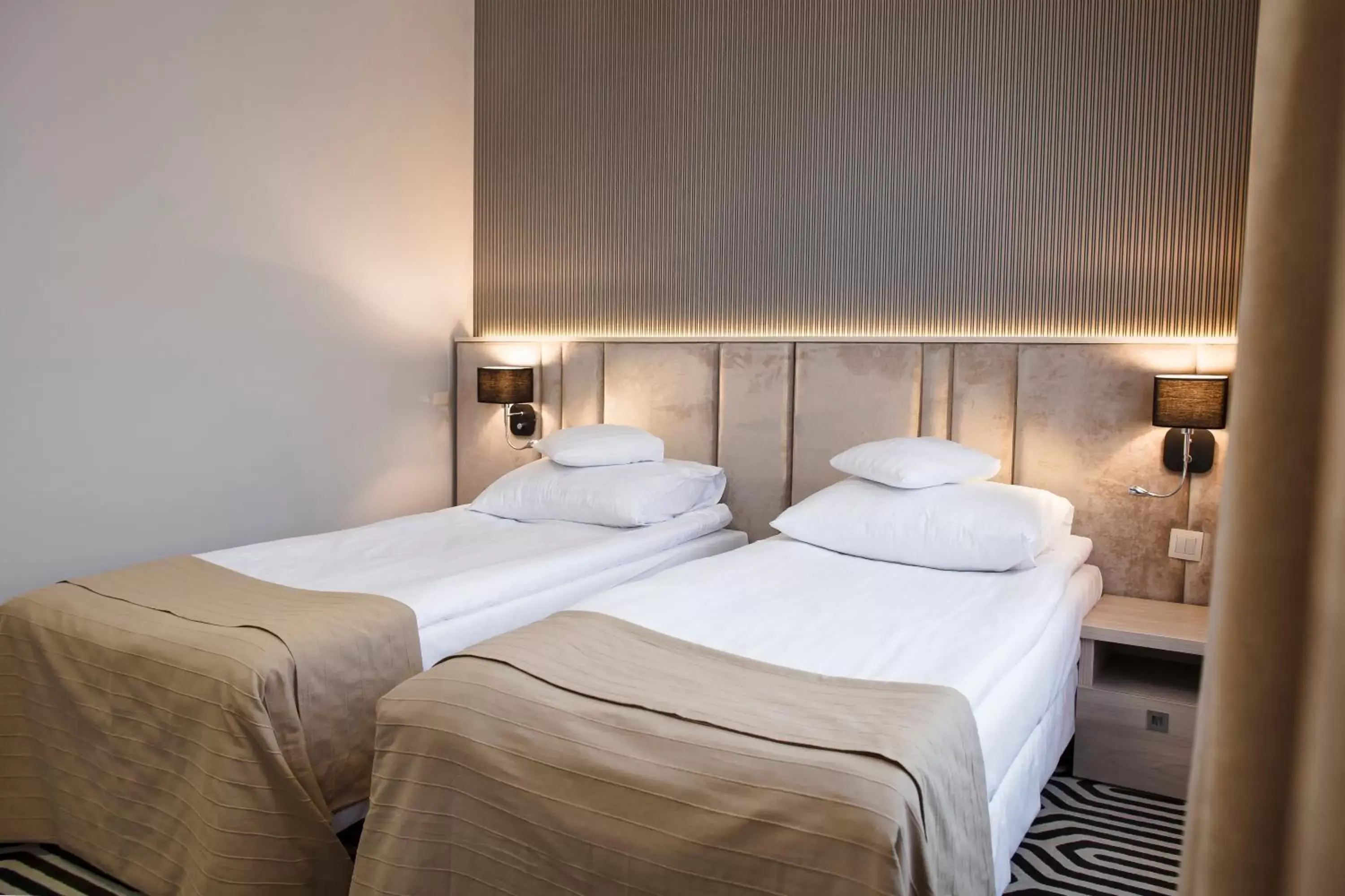 Bathroom, Bed in Art Hotel's Sosnowiec Bathroom, Bed in Art Hotel's Sosnowiec