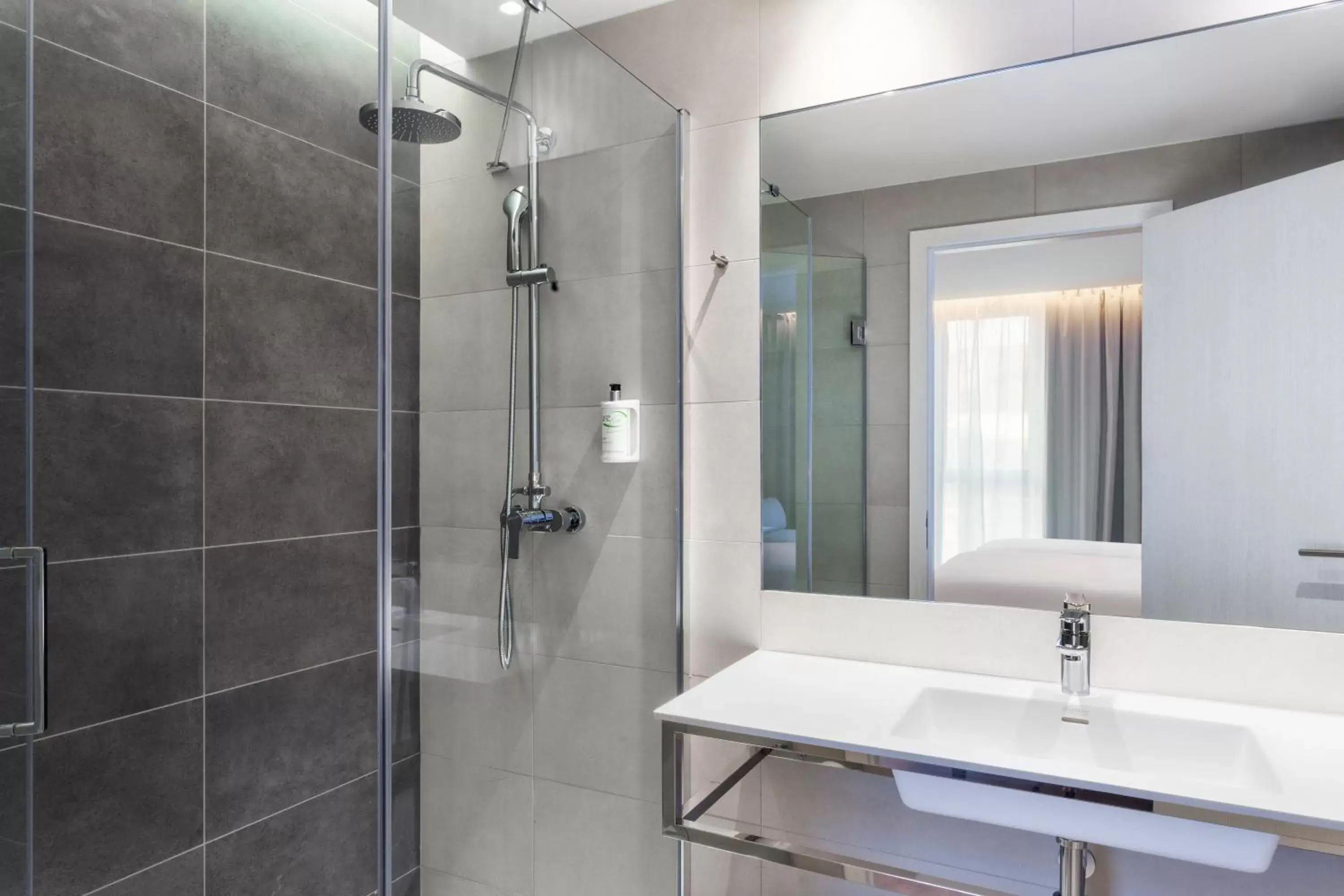 Shower, Bathroom in B&B HOTEL Lisboa Montijo