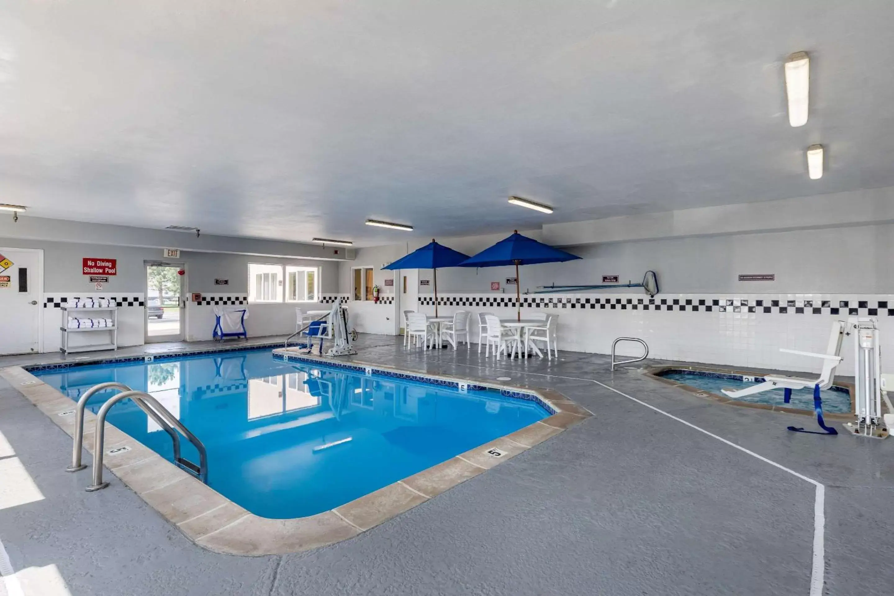 Swimming Pool in Quality Inn and Suites Denver Airport - Gateway Park