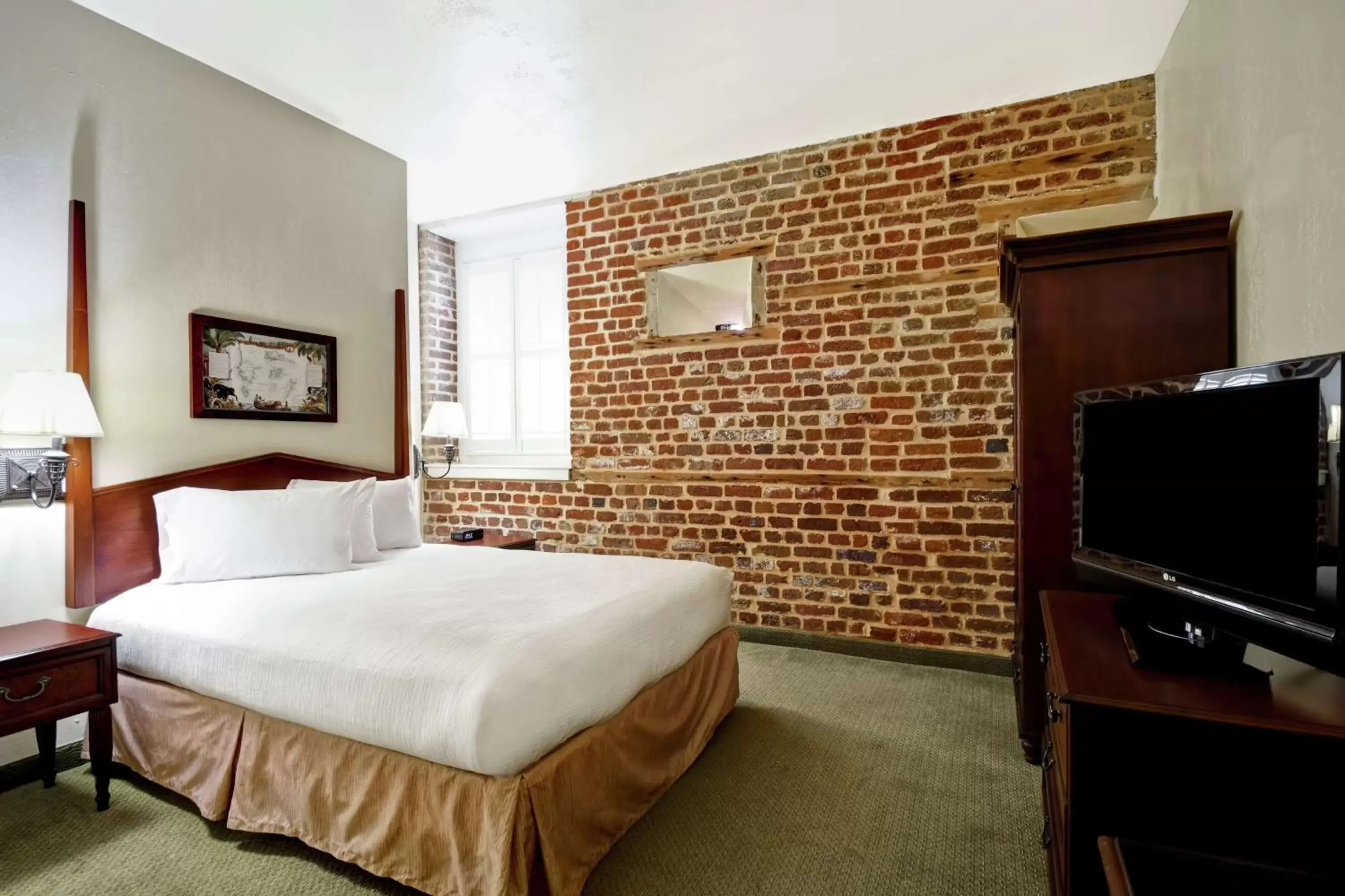 Bed in Embassy Suites Charleston - Historic District