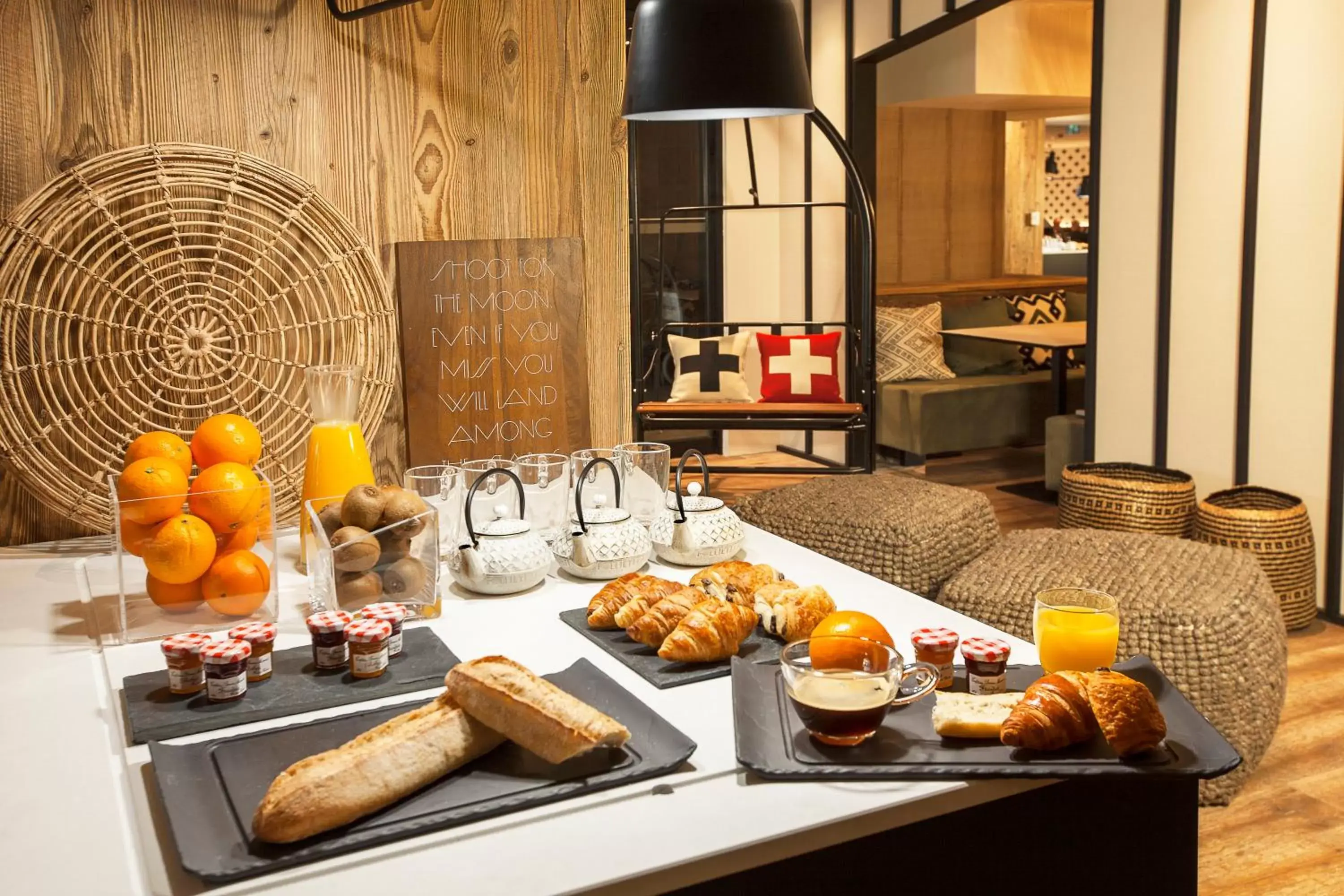 Lounge or bar, Breakfast in Mercure Chambéry Centre