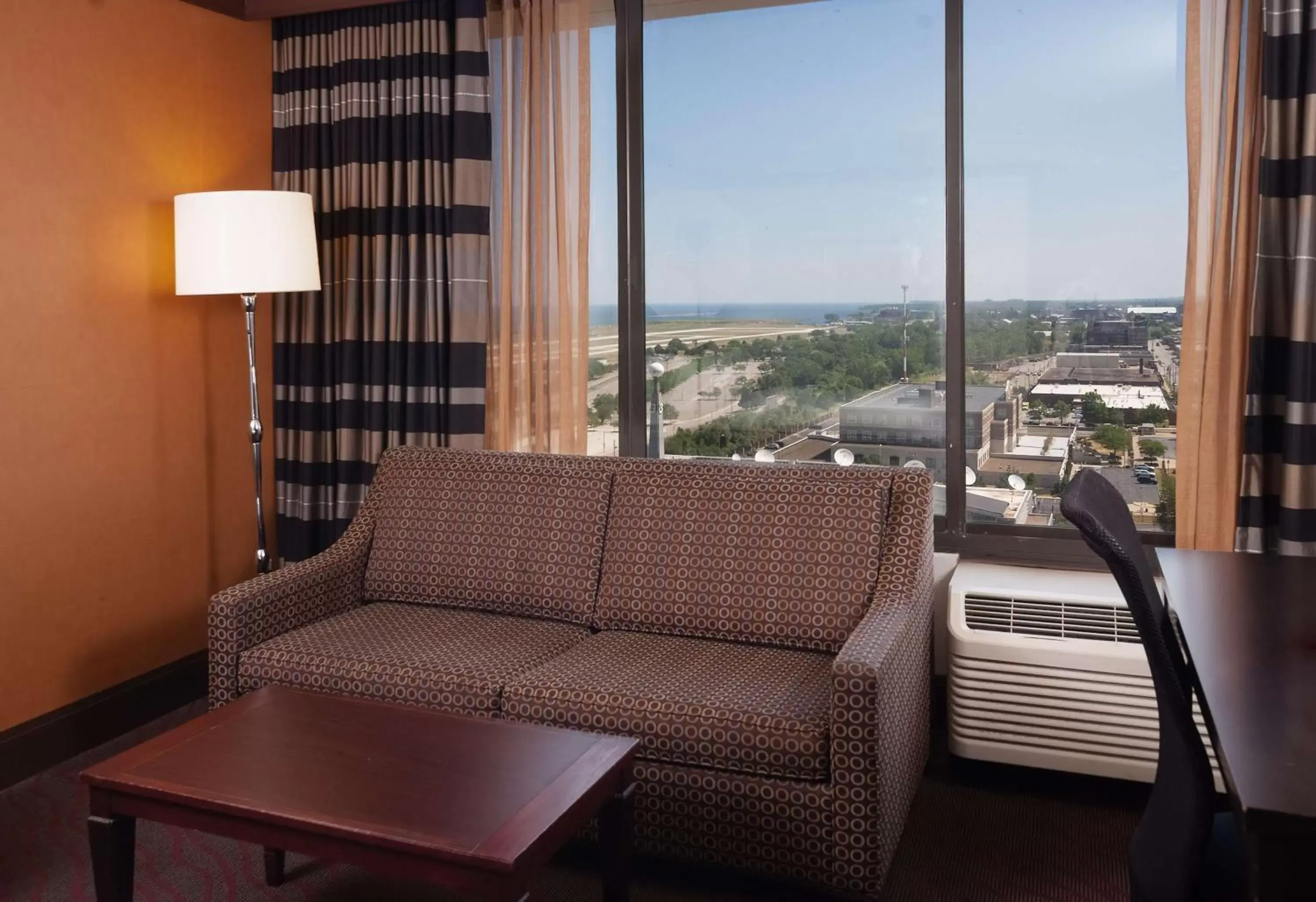 Bedroom, Seating Area in DoubleTree by Hilton Hotel Cleveland Downtown - Lakeside