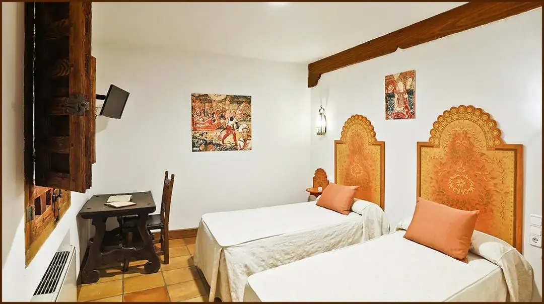 Photo of the whole room, Bed in Posada del Tio Juanón