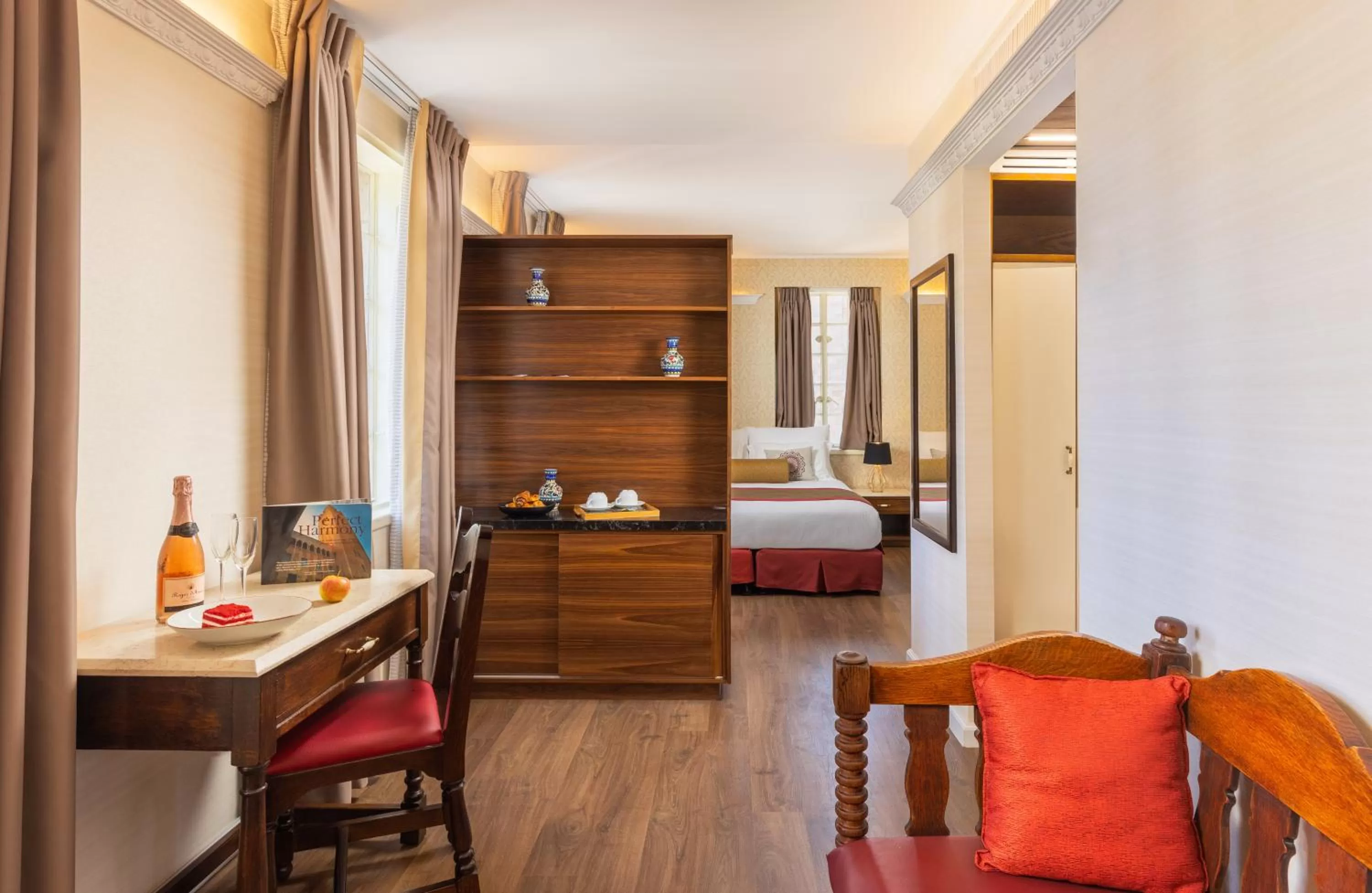 Living room, Bed in YMCA Three Arches Hotel