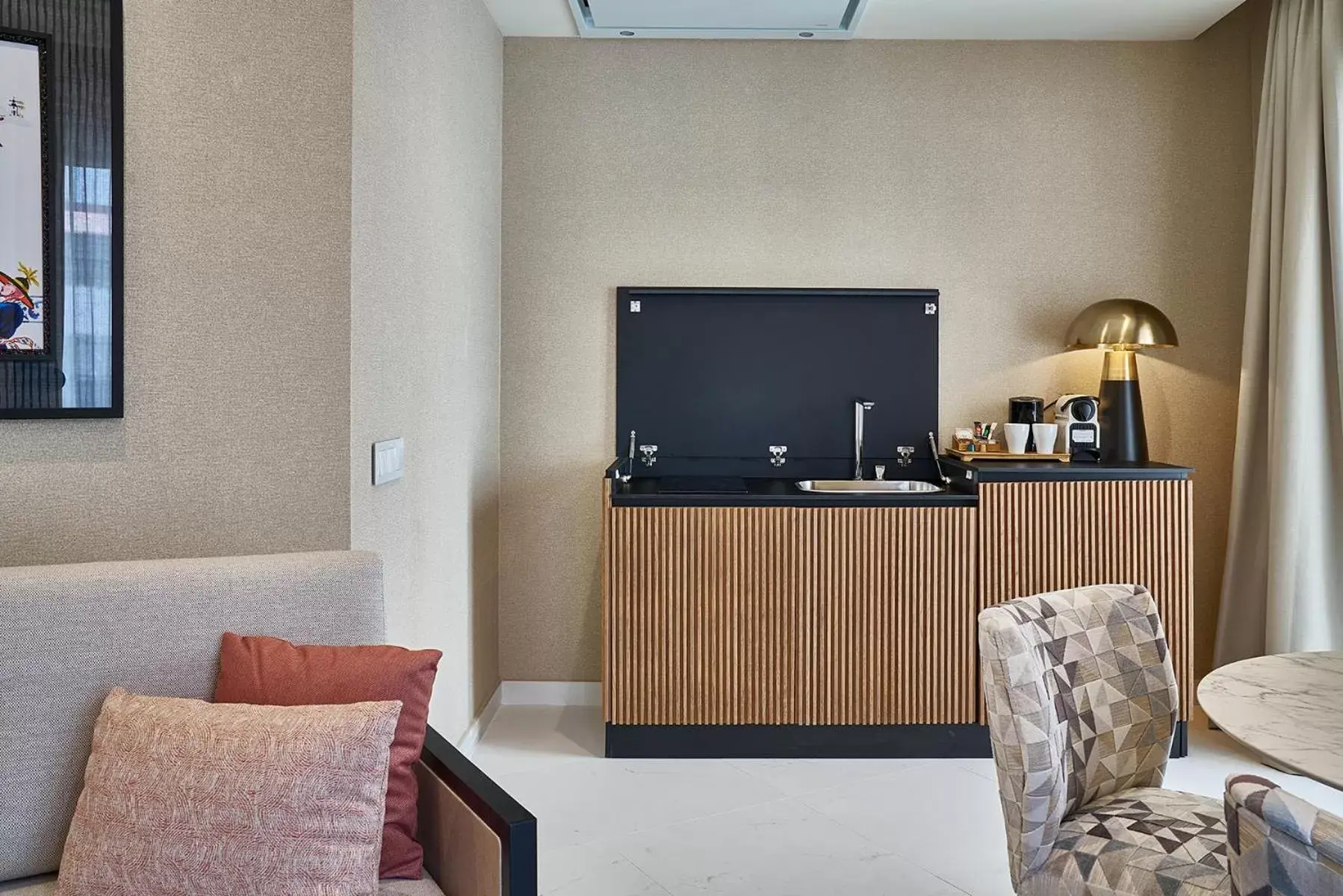 Coffee/tea facilities, TV/Entertainment Center in Vincci Molviedro Suites Apartments