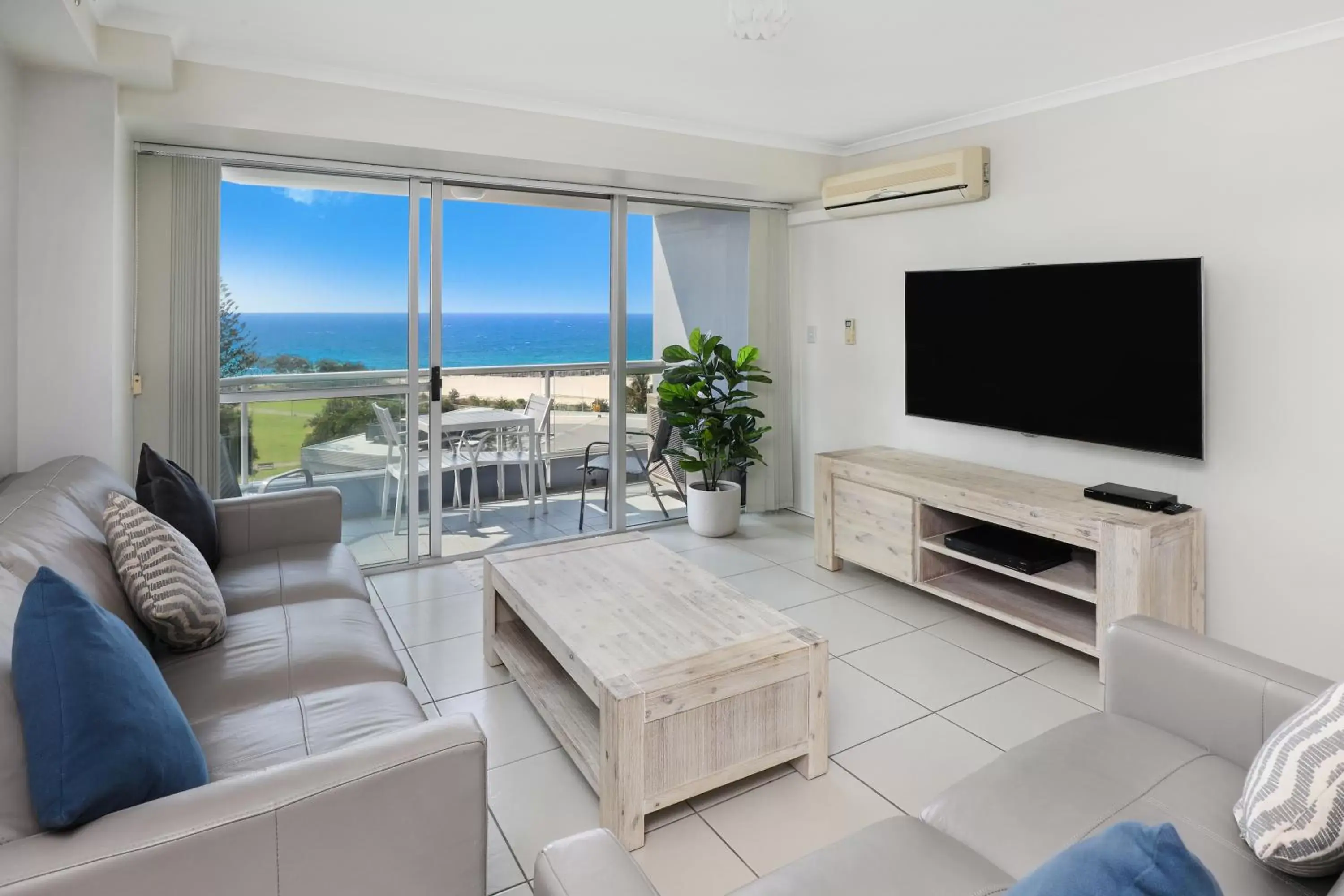 Living room, Seating Area in Points North Apartments