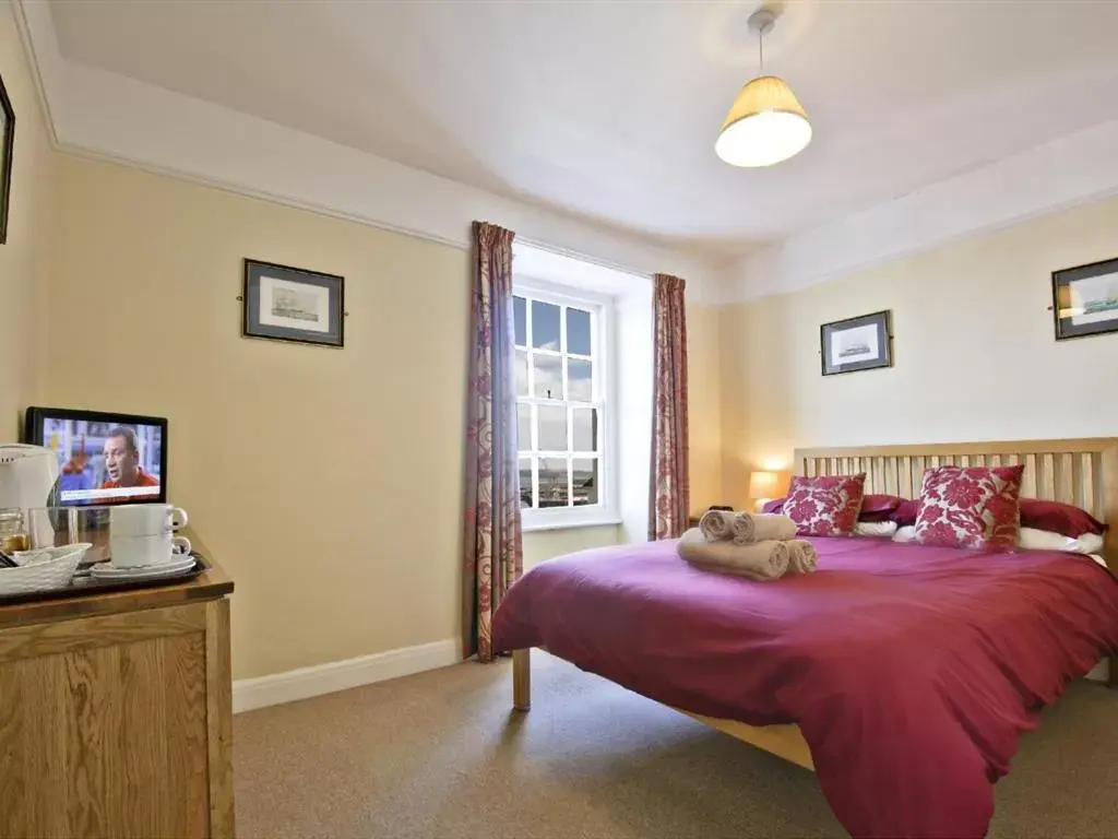 Bedroom, TV/Entertainment Center in Seaview Inn