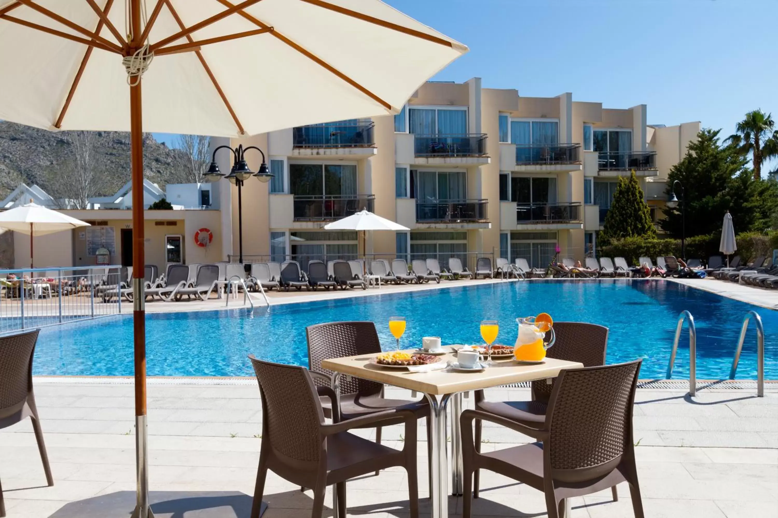 Lounge or bar, Swimming Pool in Aparthotel Duva & Spa