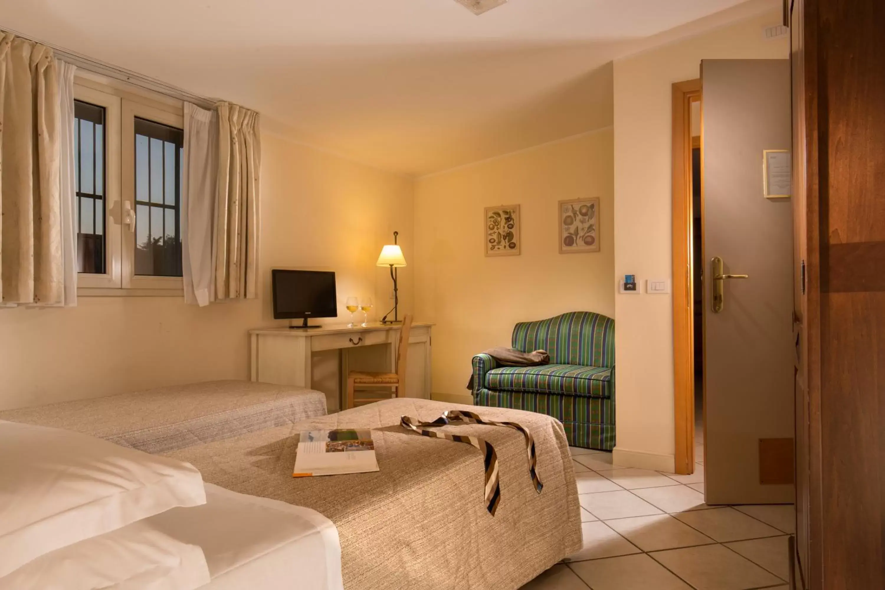 Bed, Seating Area in Hotel Selva Candida