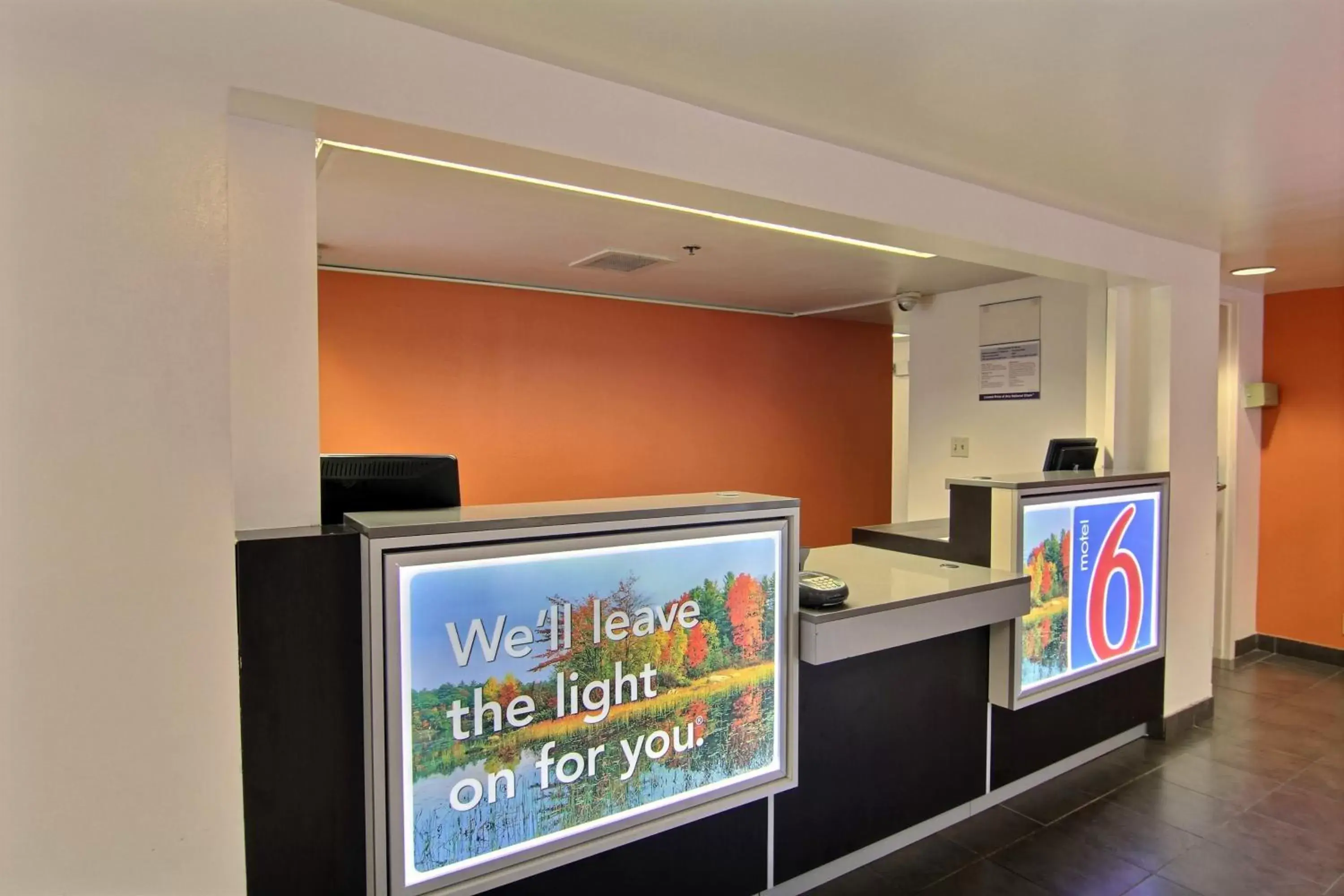Lobby or reception in Motel 6-Willoughby, OH - Cleveland