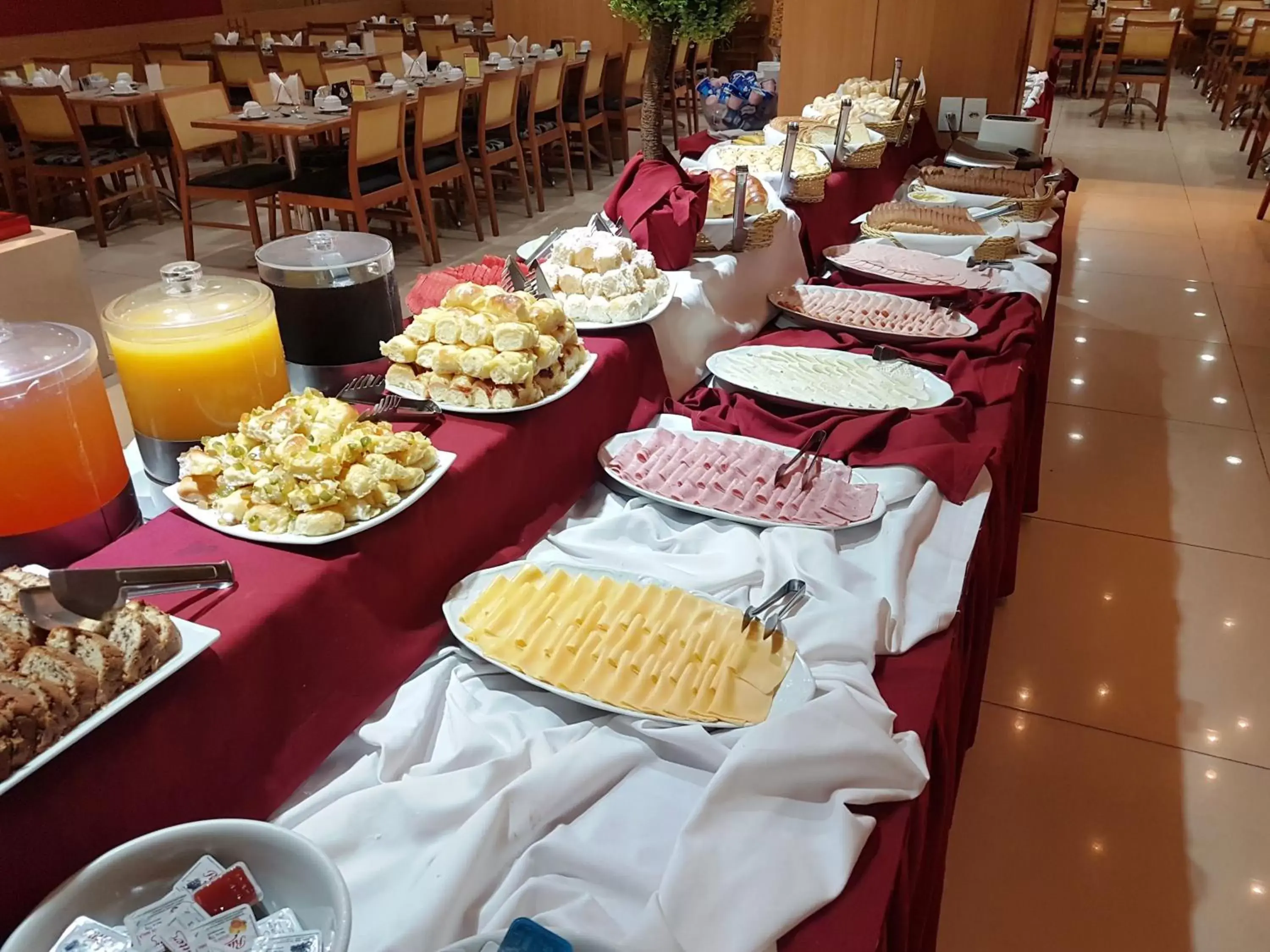 Buffet breakfast in Hotel Atlântico Business Centro