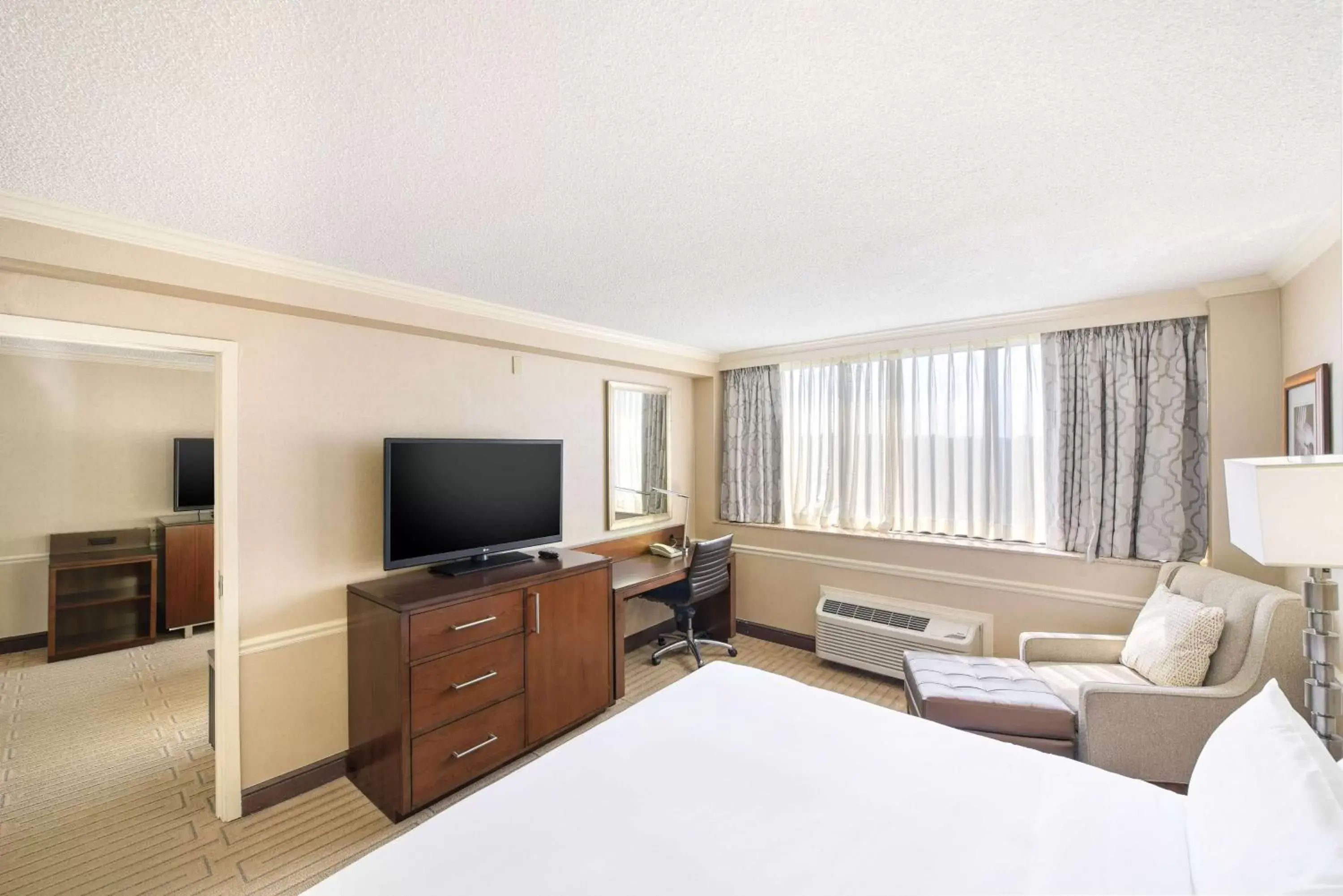 Bedroom, TV/Entertainment Center in Hilton Arlington National Landing