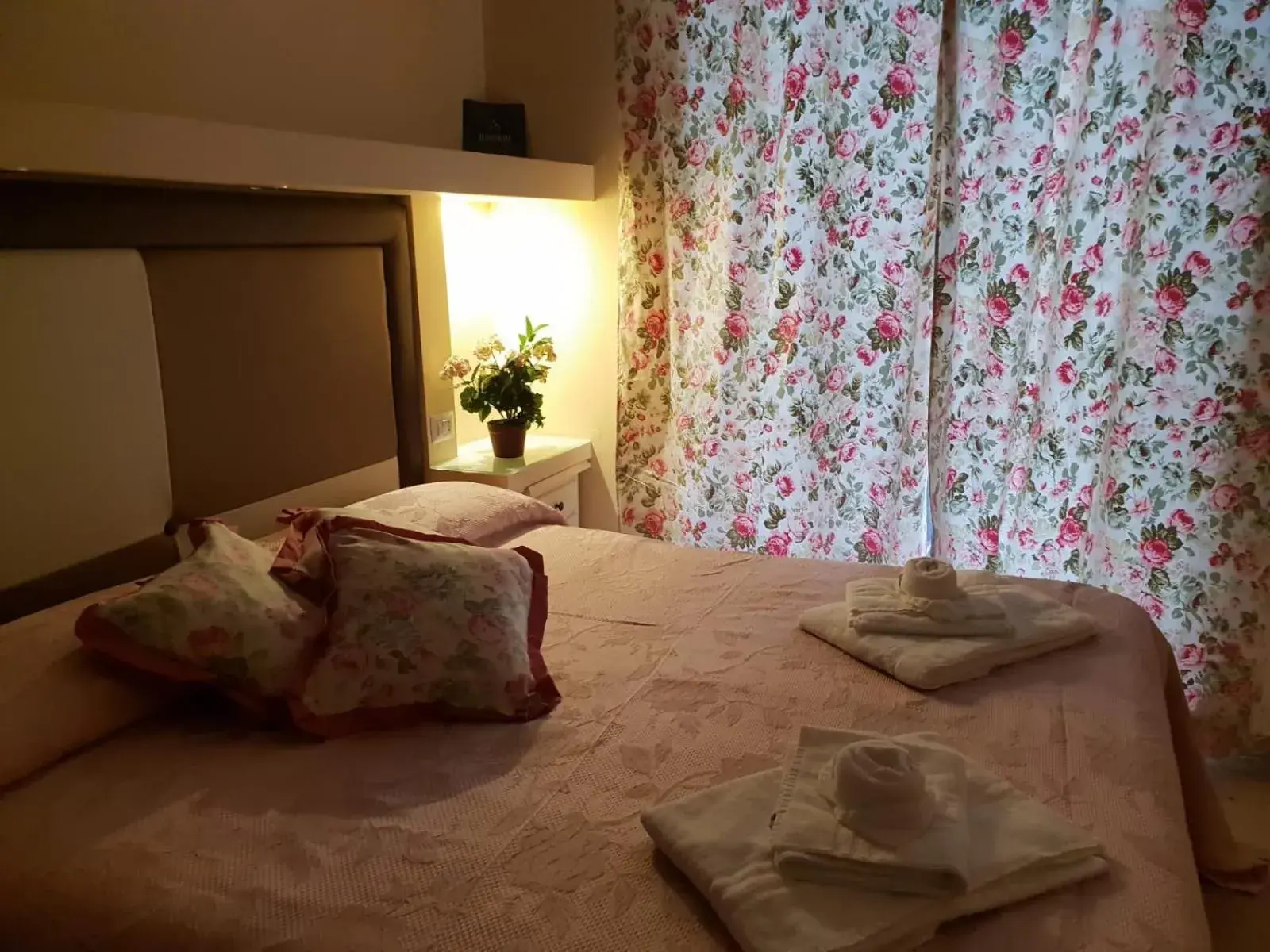 Shower, Bed in Albergo Del Centro Storico