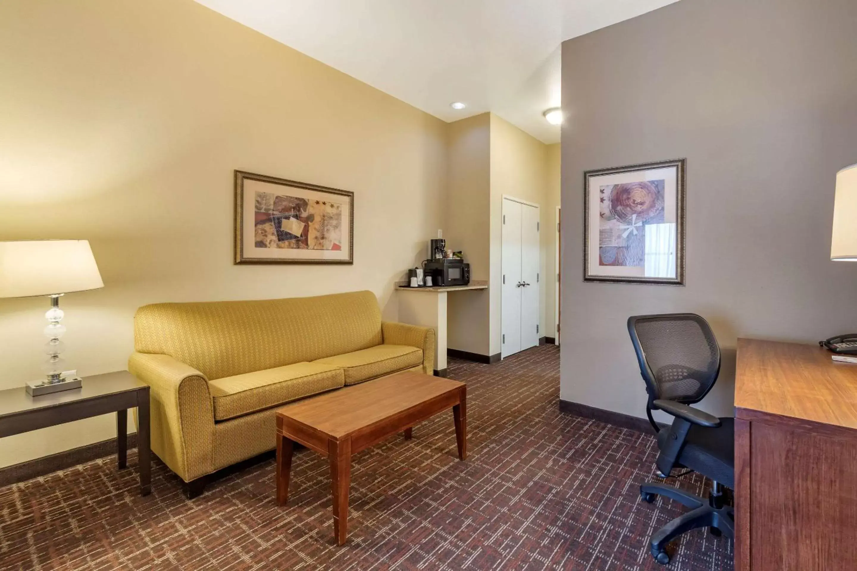 Photo of the whole room, Seating Area in Comfort Inn & Suites Shawnee North near I-40