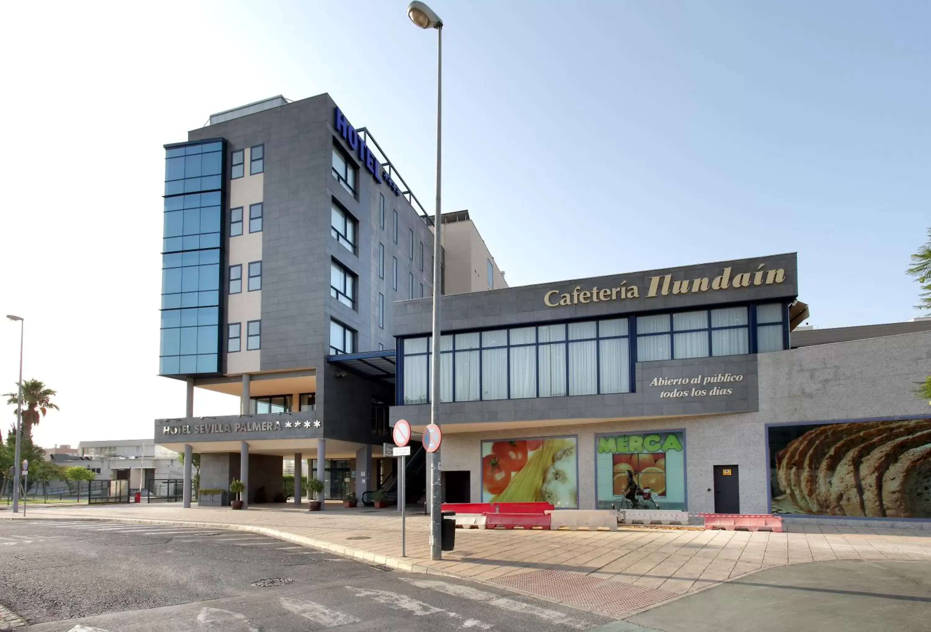 Property building in Exe Sevilla Palmera Property building in Exe Sevilla Palmera