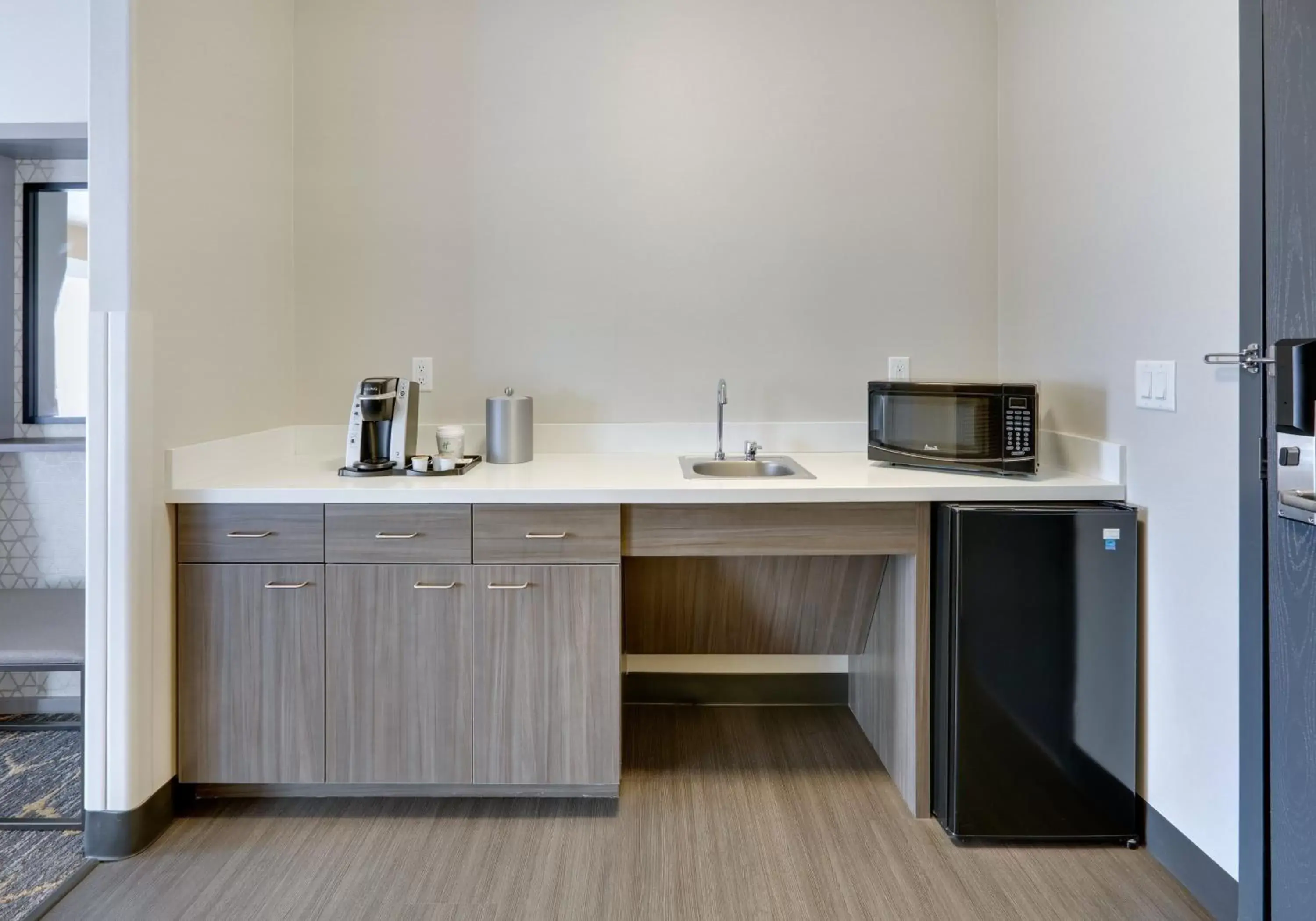 Photo of the whole room, Kitchen/Kitchenette in Holiday Inn Yuma, an IHG Hotel